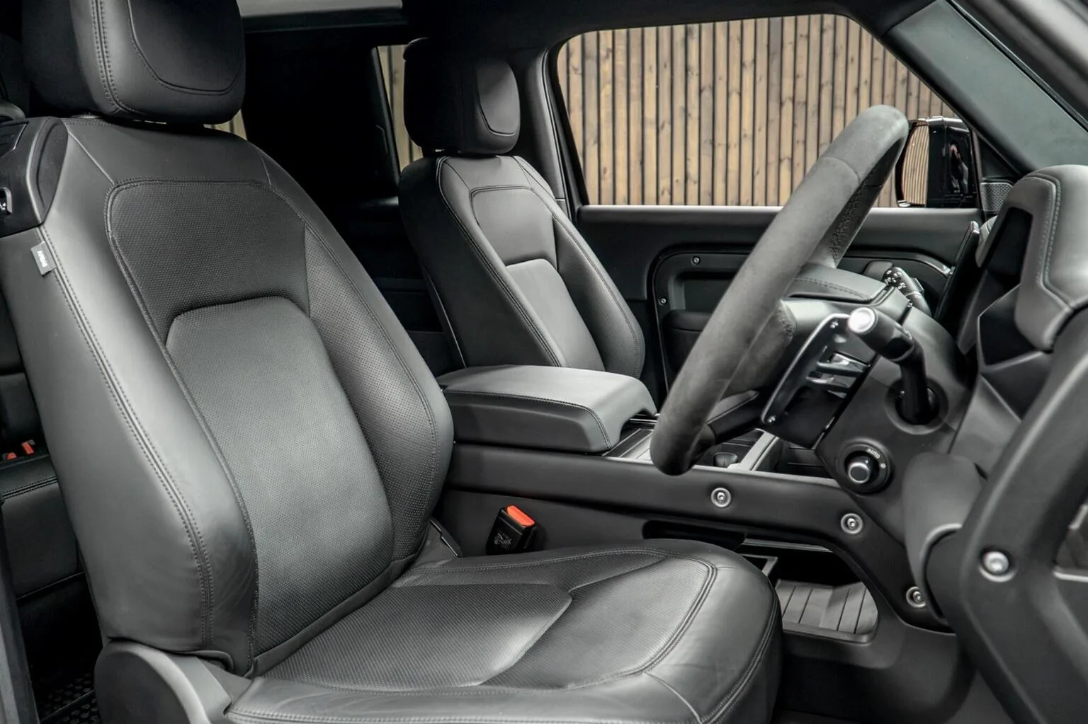 2023 Land Rover Defender 90 V8, 2/30