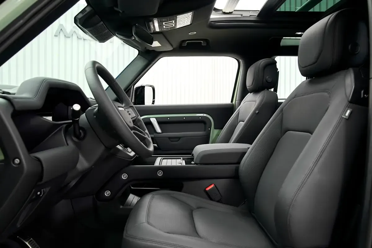 2023 Land Rover Defender 90 P400 75th Limited Edition, 11/12