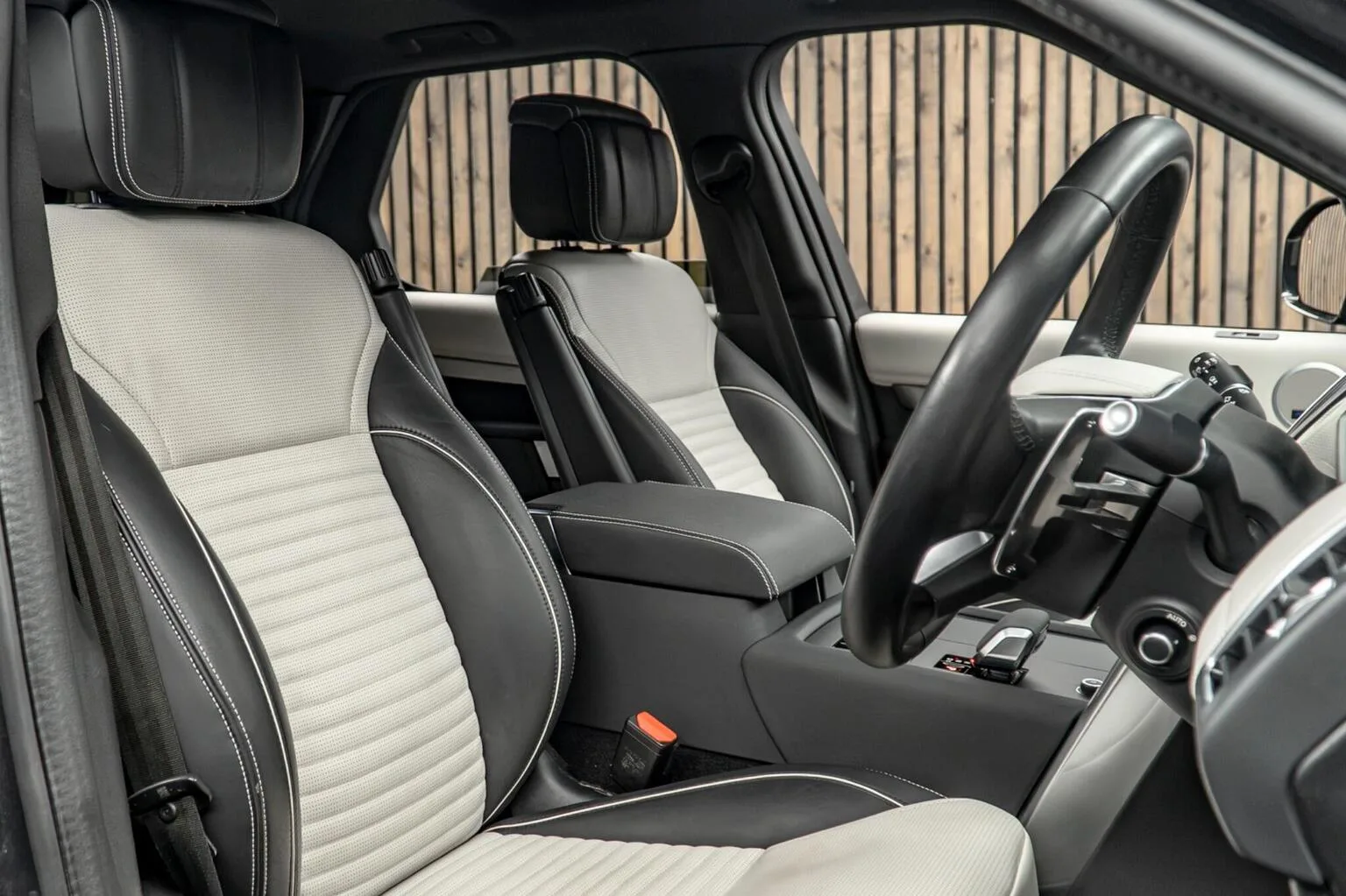 2023 Land Rover Discovery D300 Dynamic HSE, 2/30