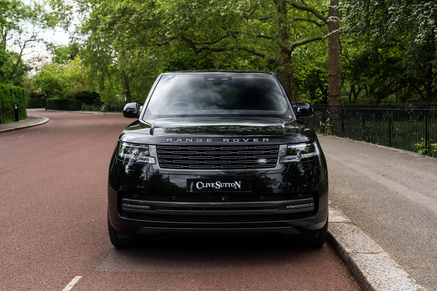 2023 Land Rover Range Rover P440e HSE, 2/30