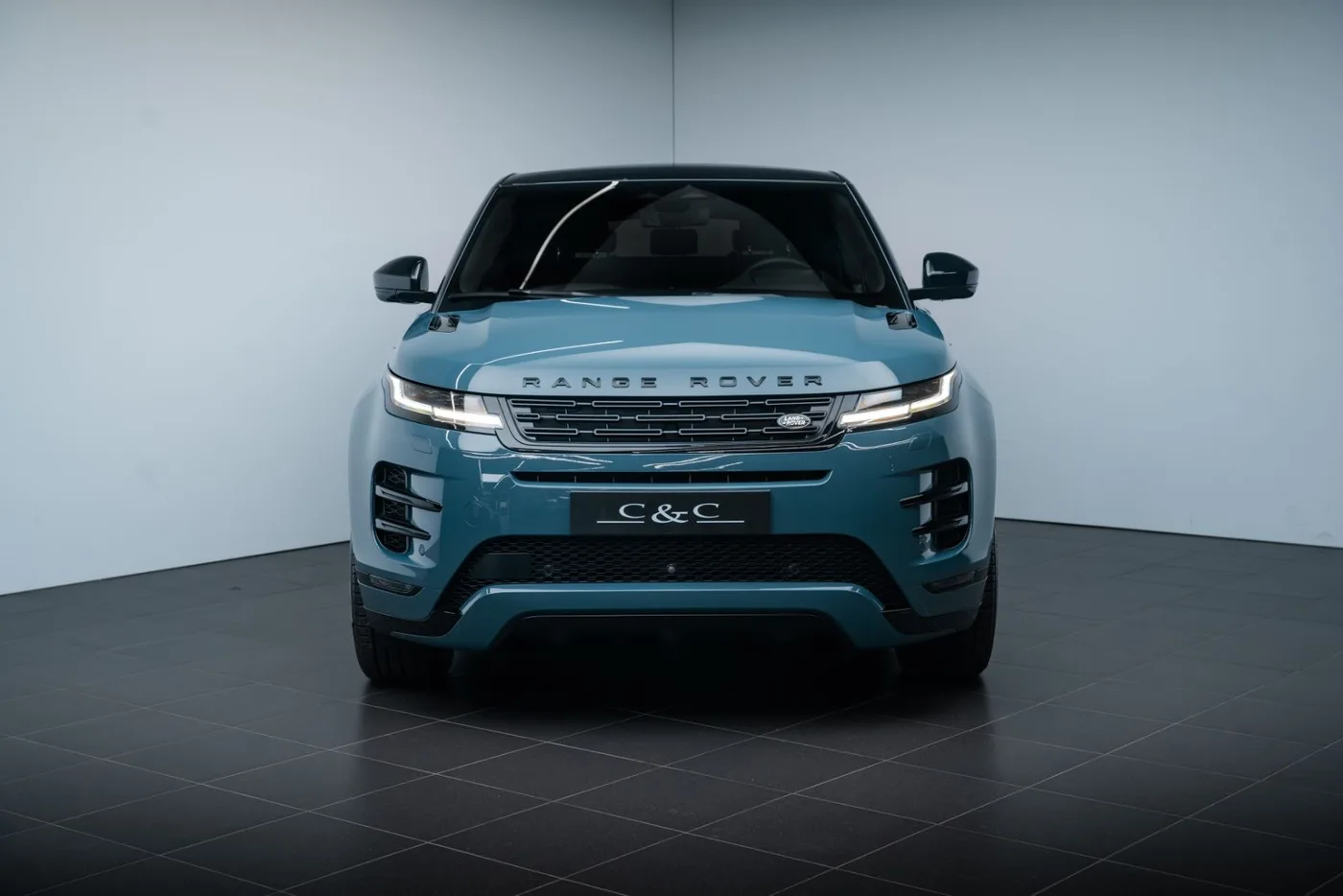2023 Land Rover Range Rover Evoque Autobiography offered by a specialist dealer in Putzbrunn, Germany, photo 2 of 19