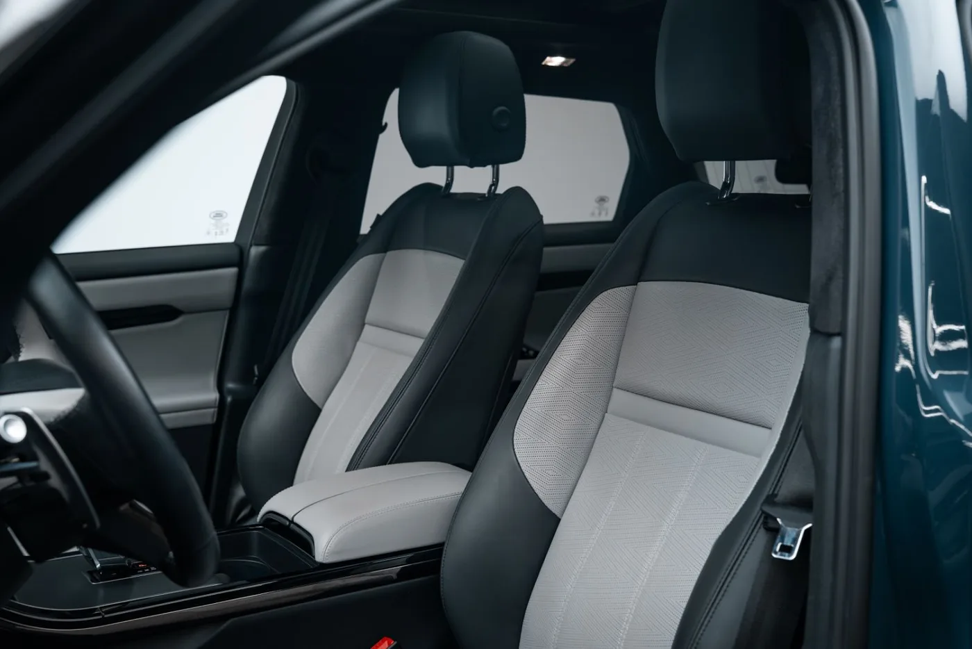 2023 Land Rover Range Rover Evoque Autobiography offered by a specialist dealer in Putzbrunn, Germany, photo 7 of 19
