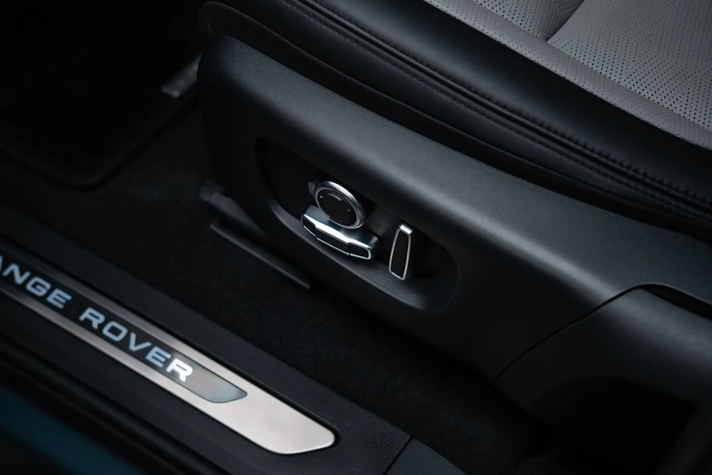 2023 Land Rover Range Rover Evoque Autobiography offered by a specialist dealer in Putzbrunn, Germany, photo 14 of 19