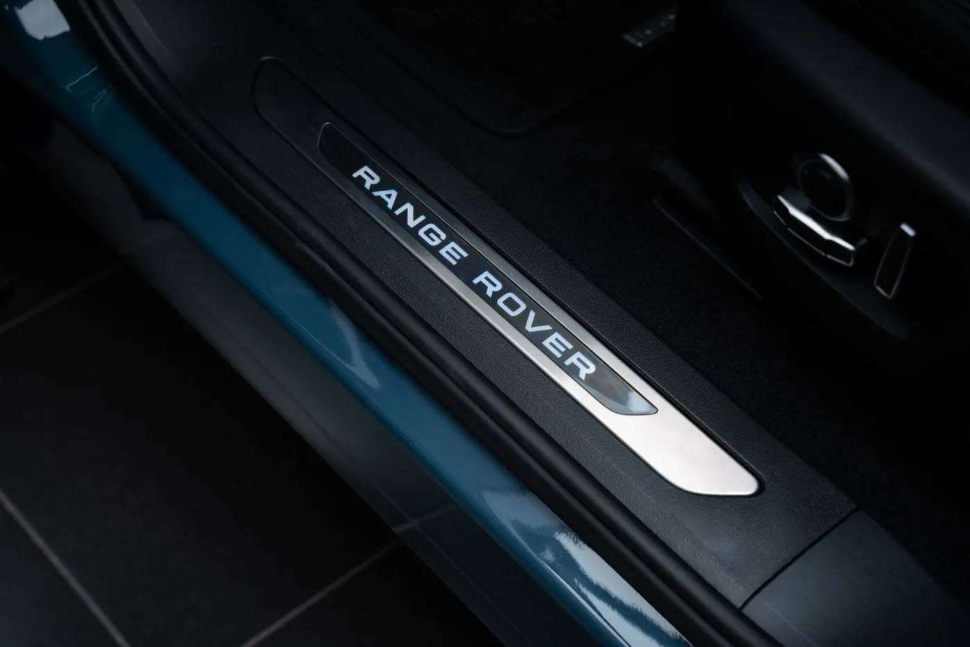 2023 Land Rover Range Rover Evoque Autobiography offered by a specialist dealer in Putzbrunn, Germany, photo 15 of 19
