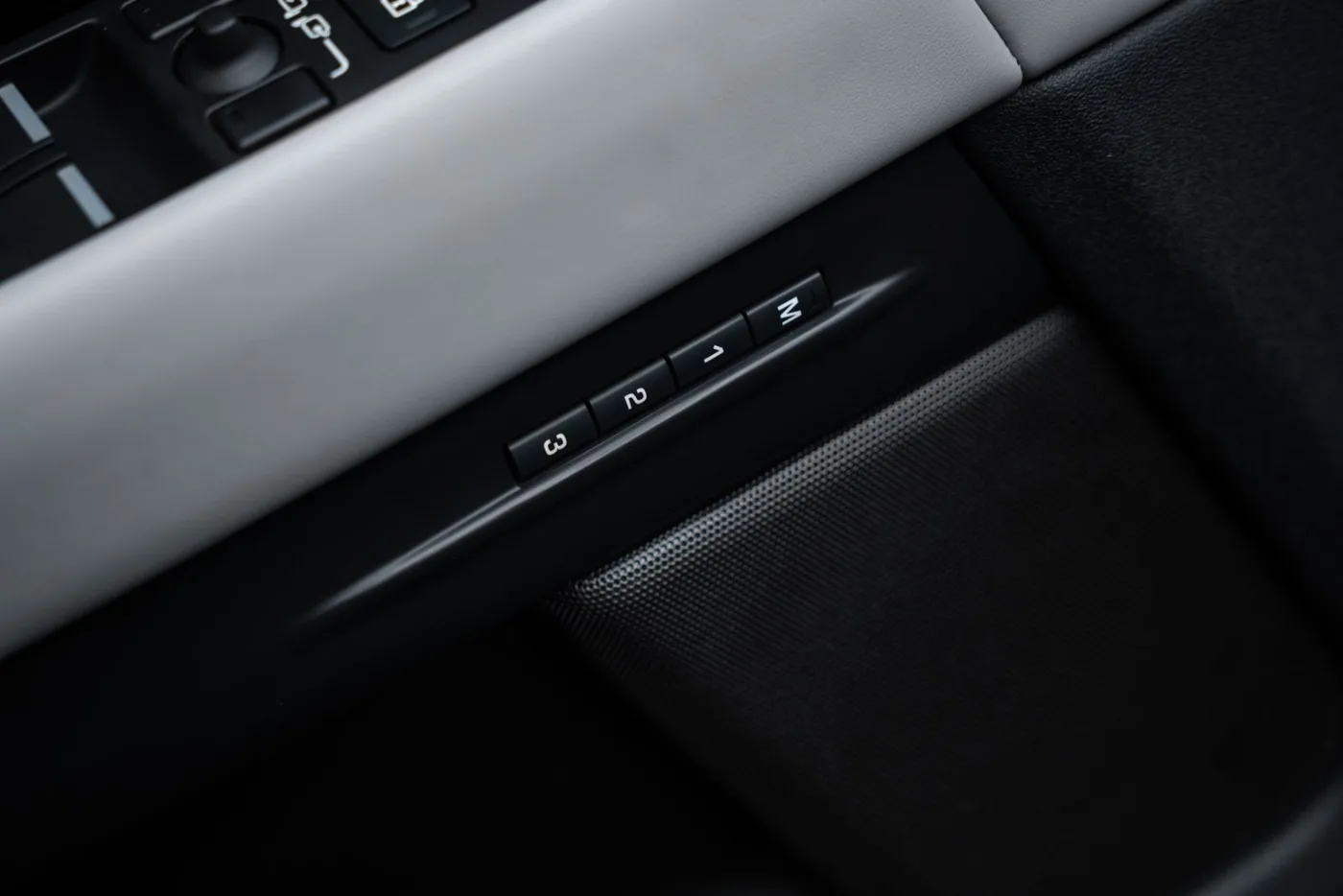 2023 Land Rover Range Rover Evoque Autobiography offered by a specialist dealer in Putzbrunn, Germany, photo 16 of 19