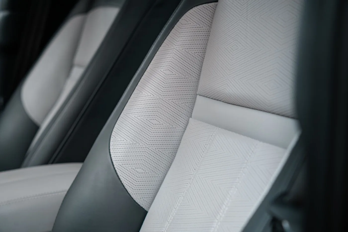 2023 Land Rover Range Rover Evoque Autobiography offered by a specialist dealer in Putzbrunn, Germany, photo 17 of 19