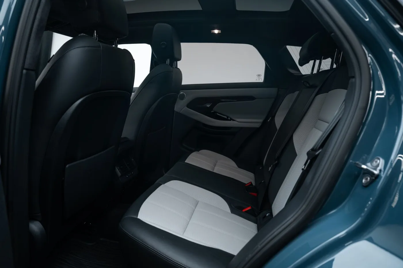 2023 Land Rover Range Rover Evoque Autobiography offered by a specialist dealer in Putzbrunn, Germany, photo 18 of 19