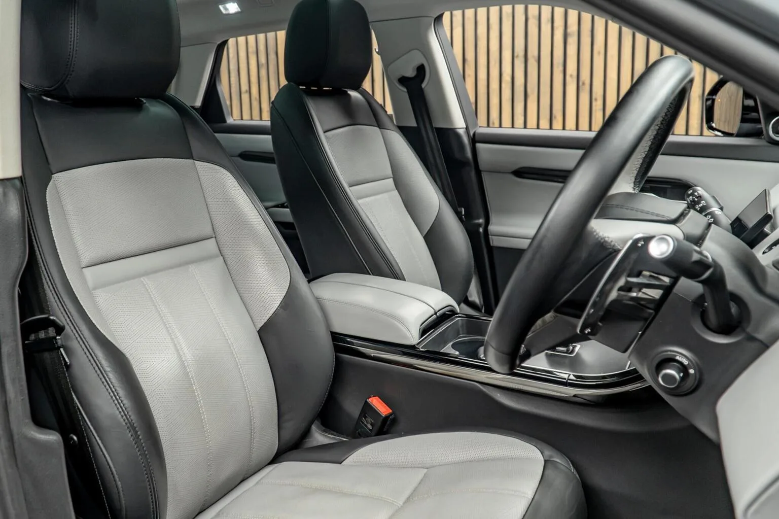 2023 Land Rover Range Rover Evoque D200 Dynamic HSE, 2/30