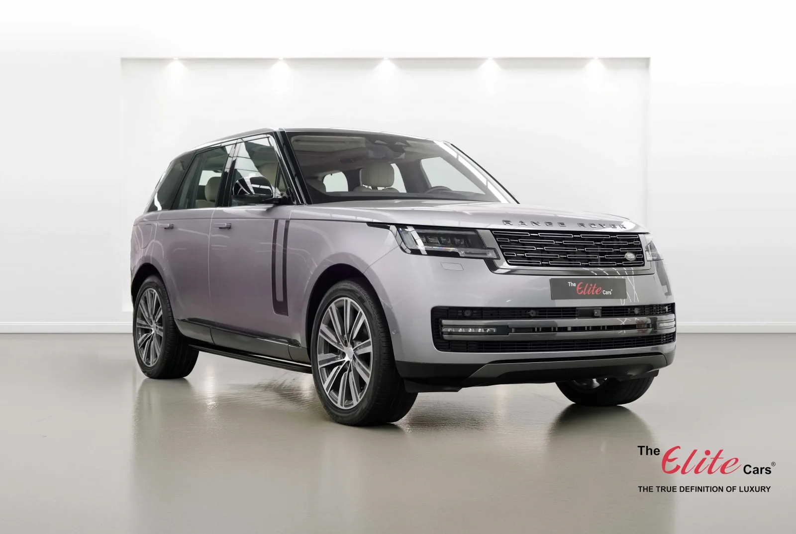2023 Land Rover Range Rover P400 SE en un concesionario especializado de Dubái, Emiratos Árabes Unidos, foto principal