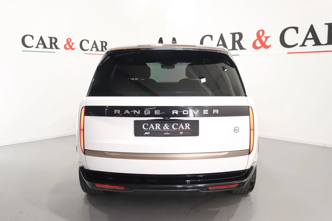 2023 Land Rover Range Rover SV P510e offered by a supercar dealer in Zibido San Giacomo, Italy, photo 4 of 17