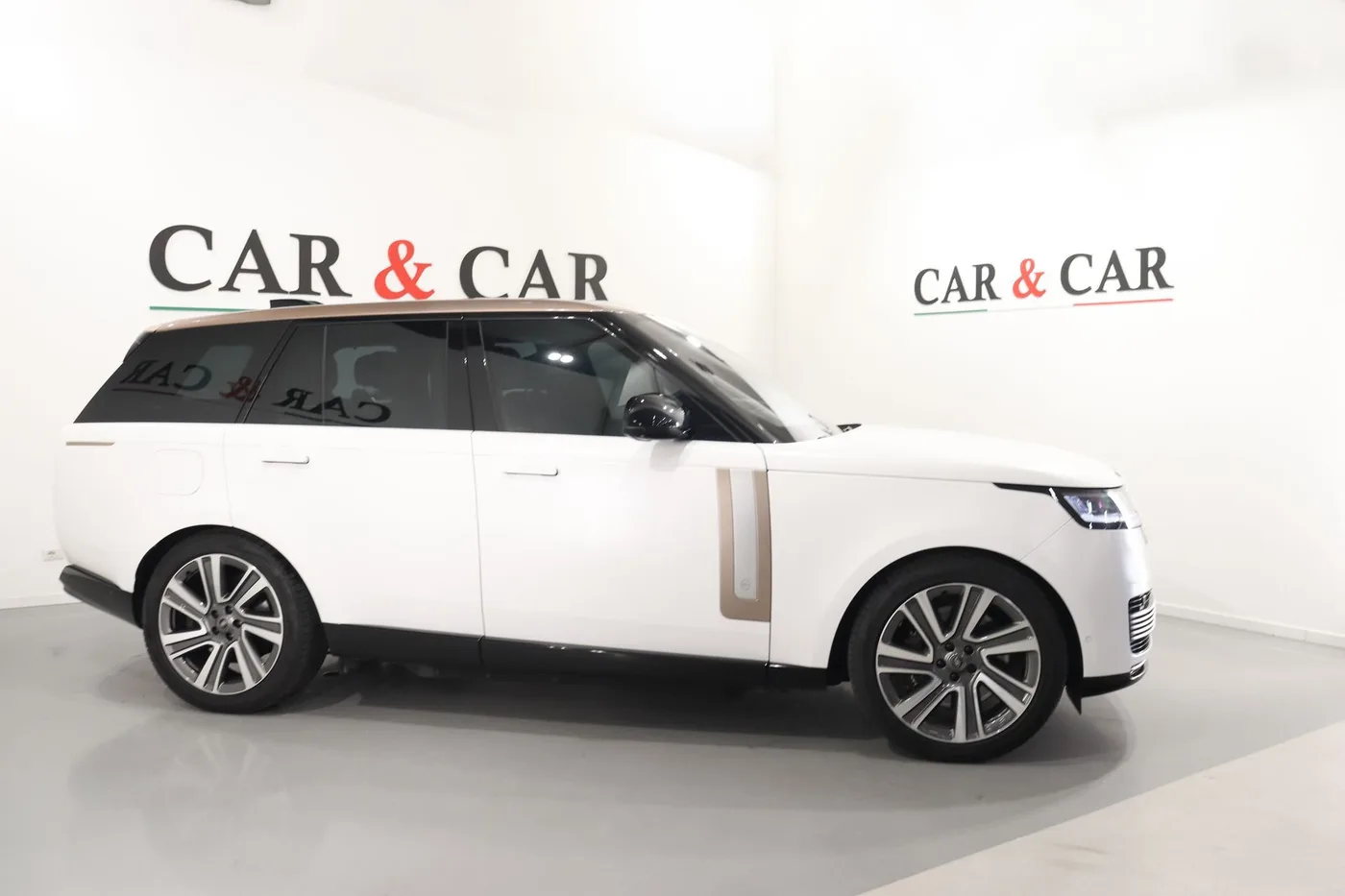 2023 Land Rover Range Rover SV P510e offered by a supercar dealer in Zibido San Giacomo, Italy, photo 5 of 17