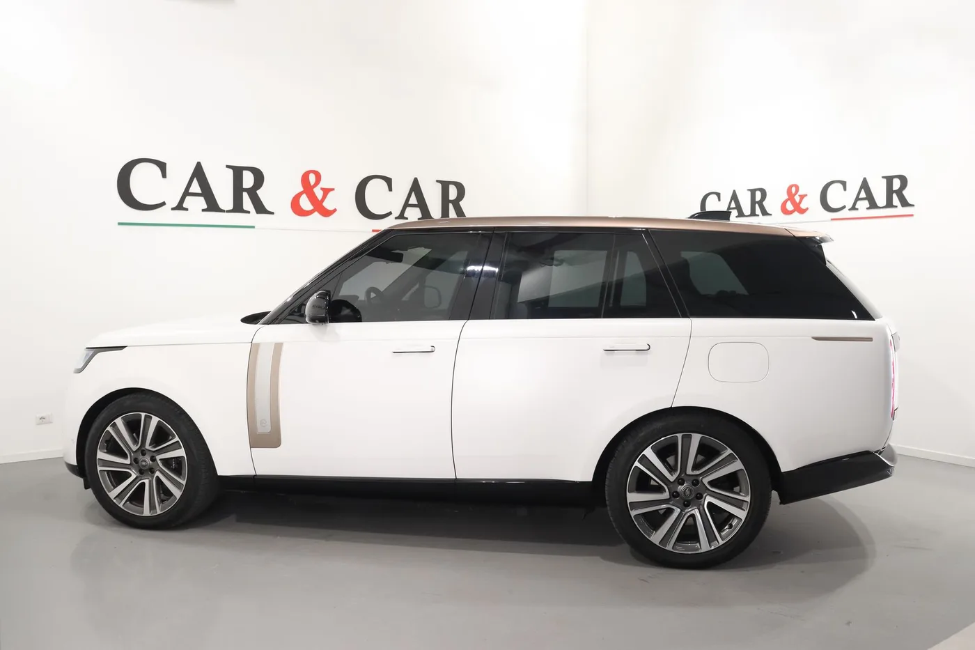 2023 Land Rover Range Rover SV P510e offered by a supercar dealer in Zibido San Giacomo, Italy, photo 6 of 17