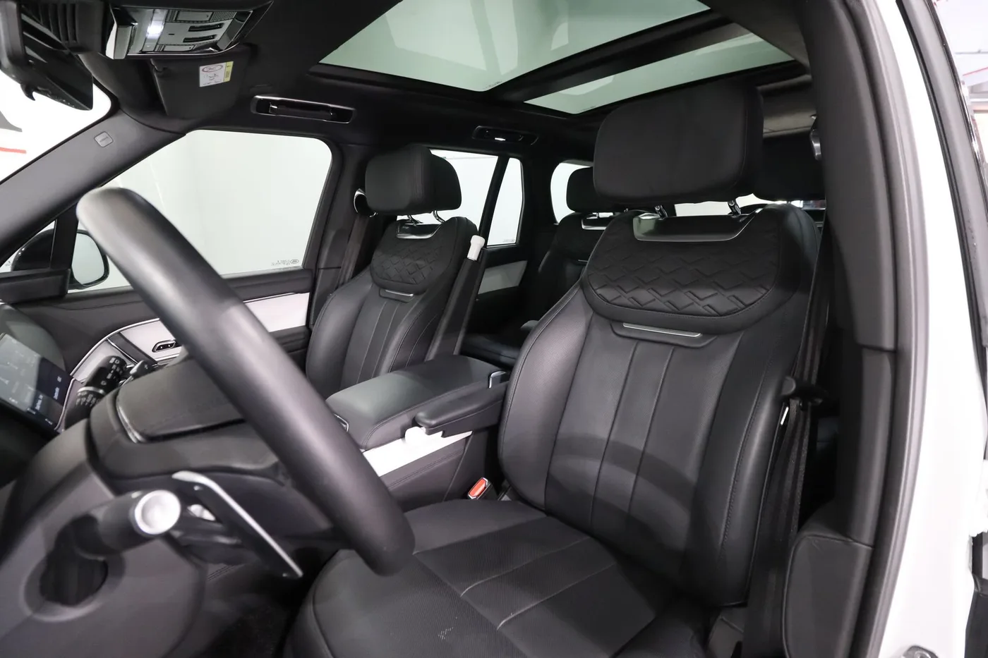 2023 Land Rover Range Rover SV P510e offered by a supercar dealer in Zibido San Giacomo, Italy, photo 8 of 17