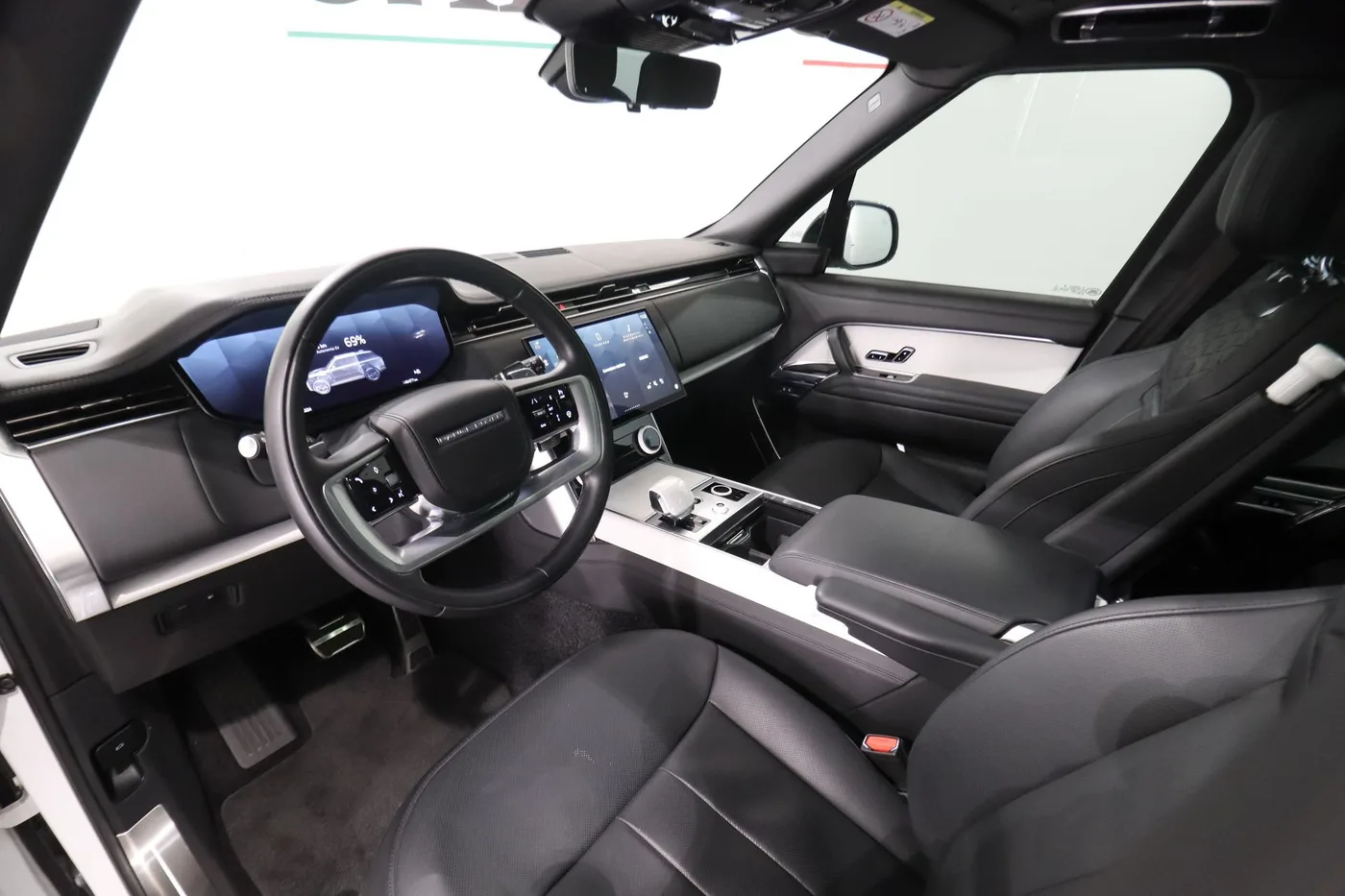 2023 Land Rover Range Rover SV P510e offered by a supercar dealer in Zibido San Giacomo, Italy, photo 9 of 17