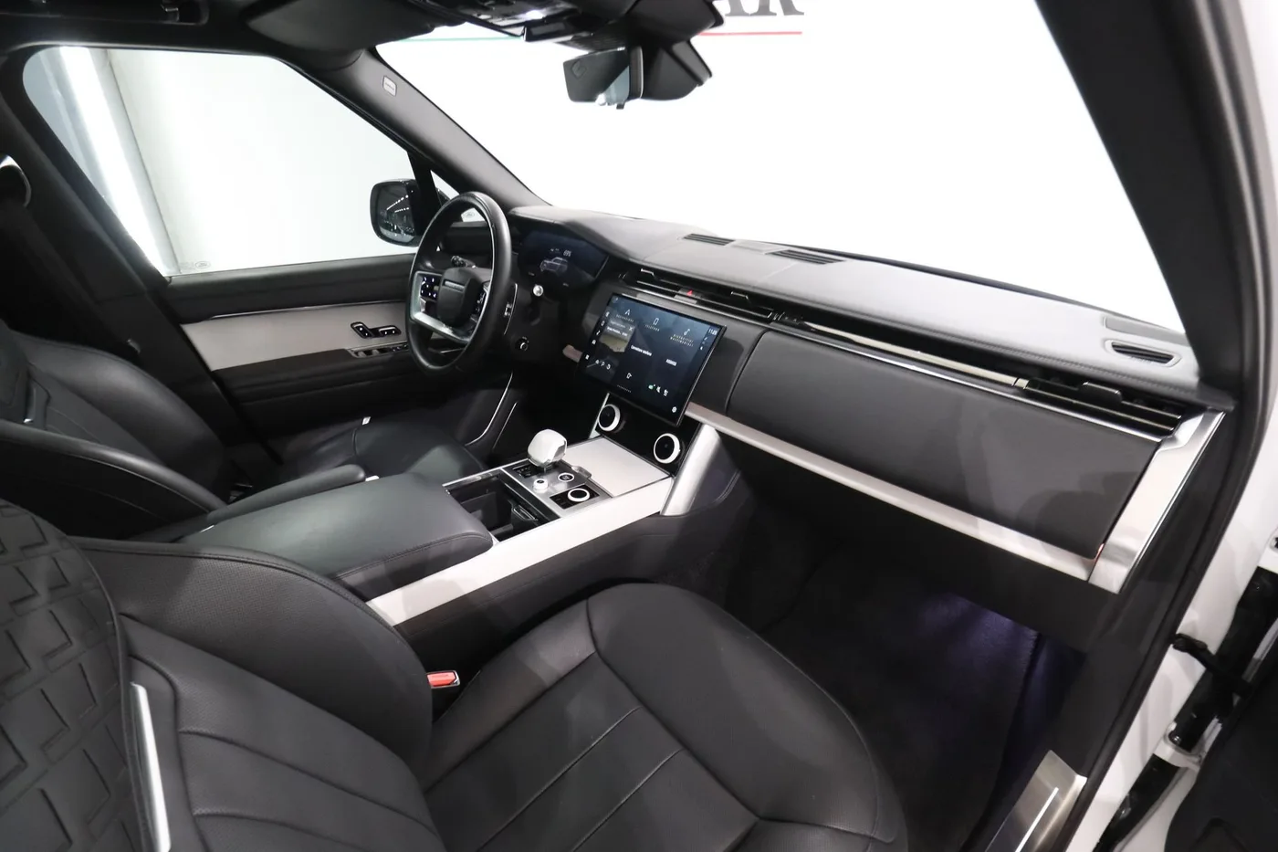 2023 Land Rover Range Rover SV P510e offered by a supercar dealer in Zibido San Giacomo, Italy, photo 11 of 17