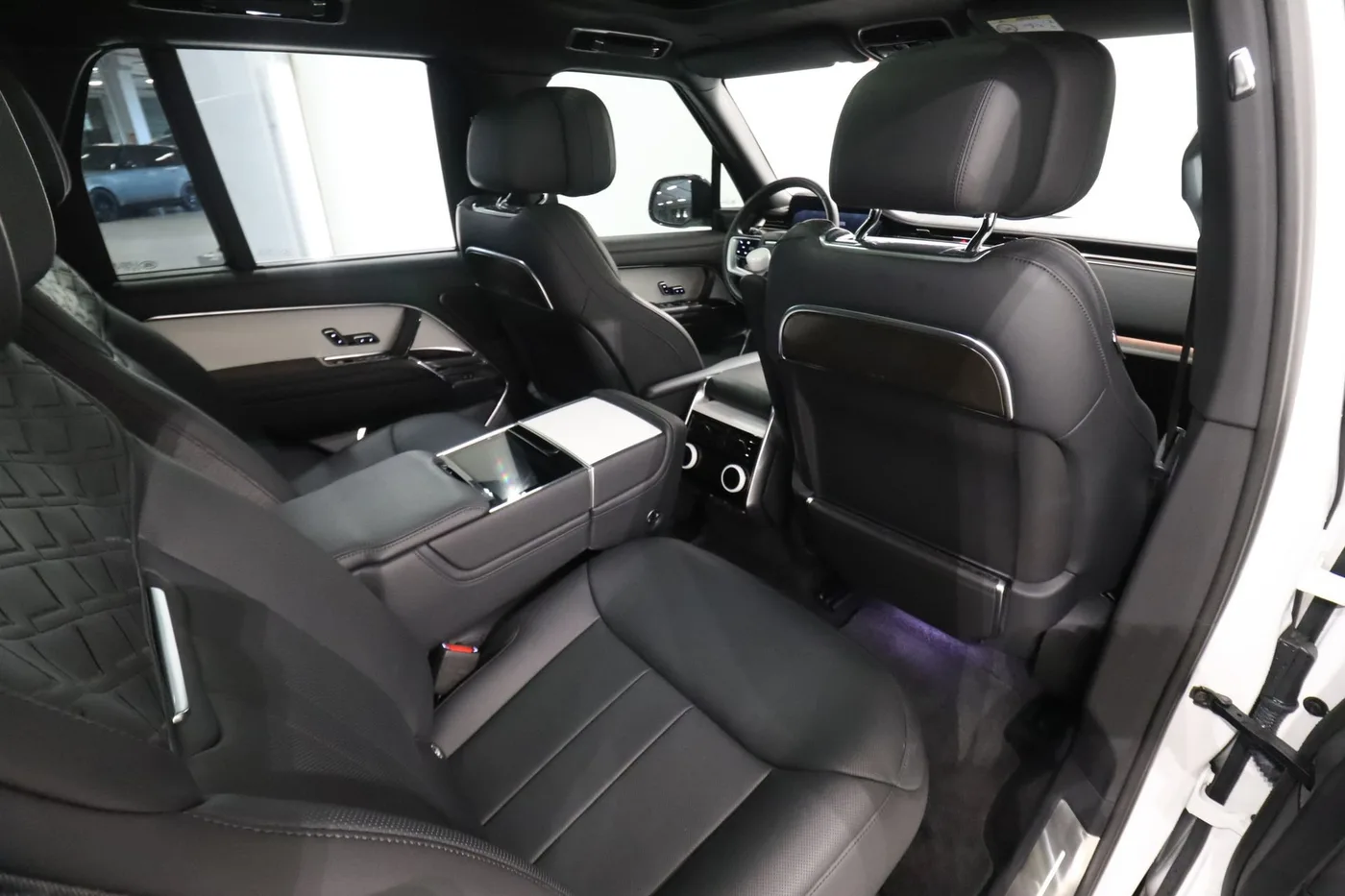 2023 Land Rover Range Rover SV P510e offered by a supercar dealer in Zibido San Giacomo, Italy, photo 16 of 17