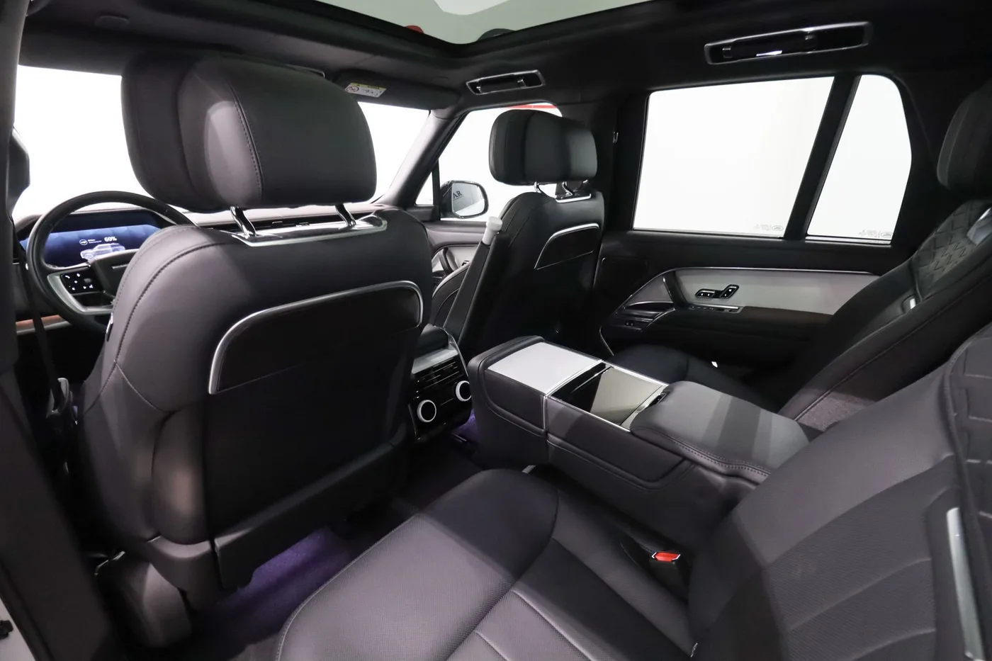 2023 Land Rover Range Rover SV P510e offered by a supercar dealer in Zibido San Giacomo, Italy, photo 17 of 17