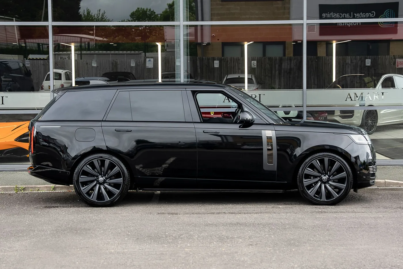 2023 Land Rover Range Rover SV P530, long angeboten von einem Supersportwagenhändler in Preston, Vereinigtes Königreich, Foto 2 von 25