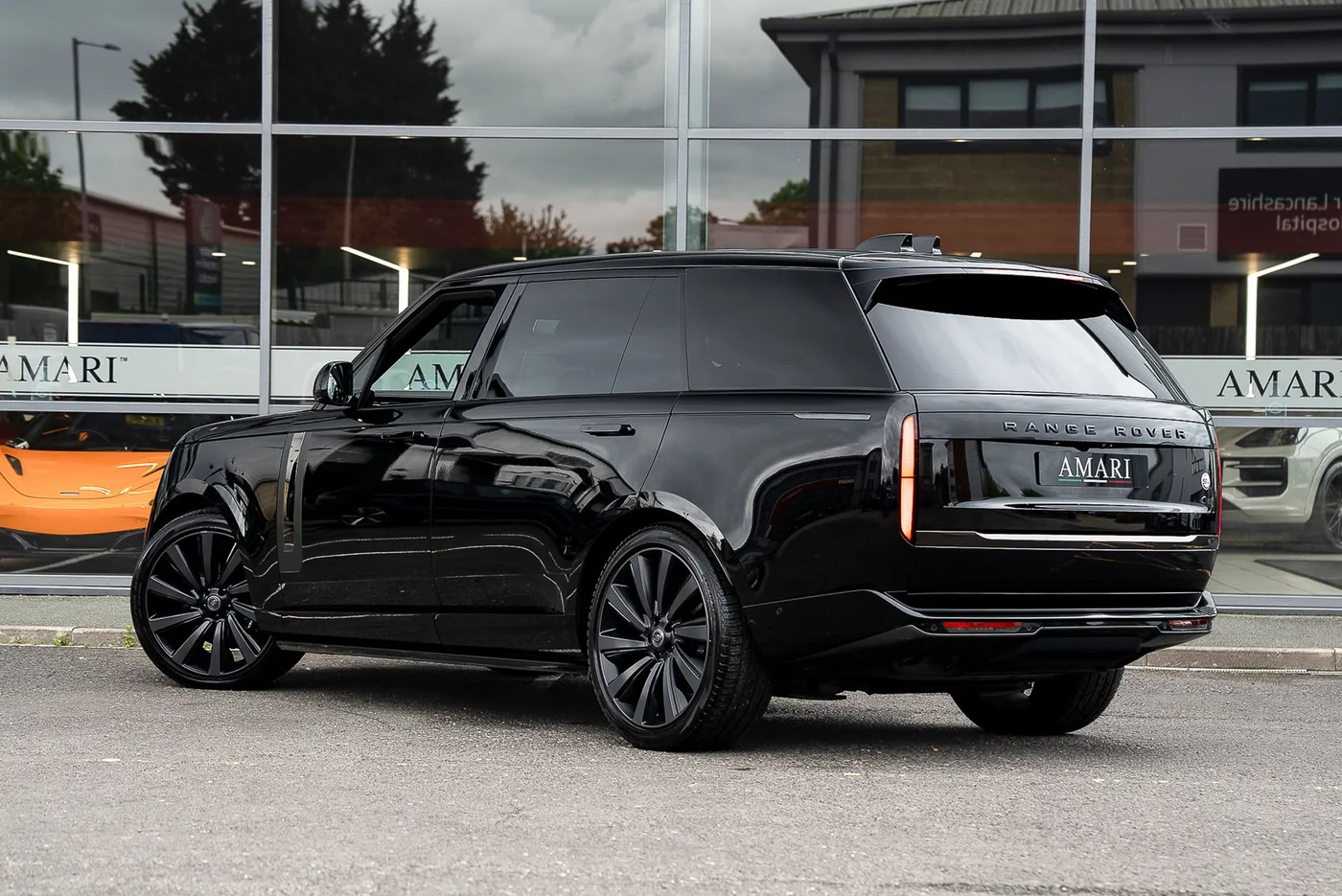 2023 Land Rover Range Rover SV P530, long angeboten von einem Supersportwagenhändler in Preston, Vereinigtes Königreich, Foto 3 von 25