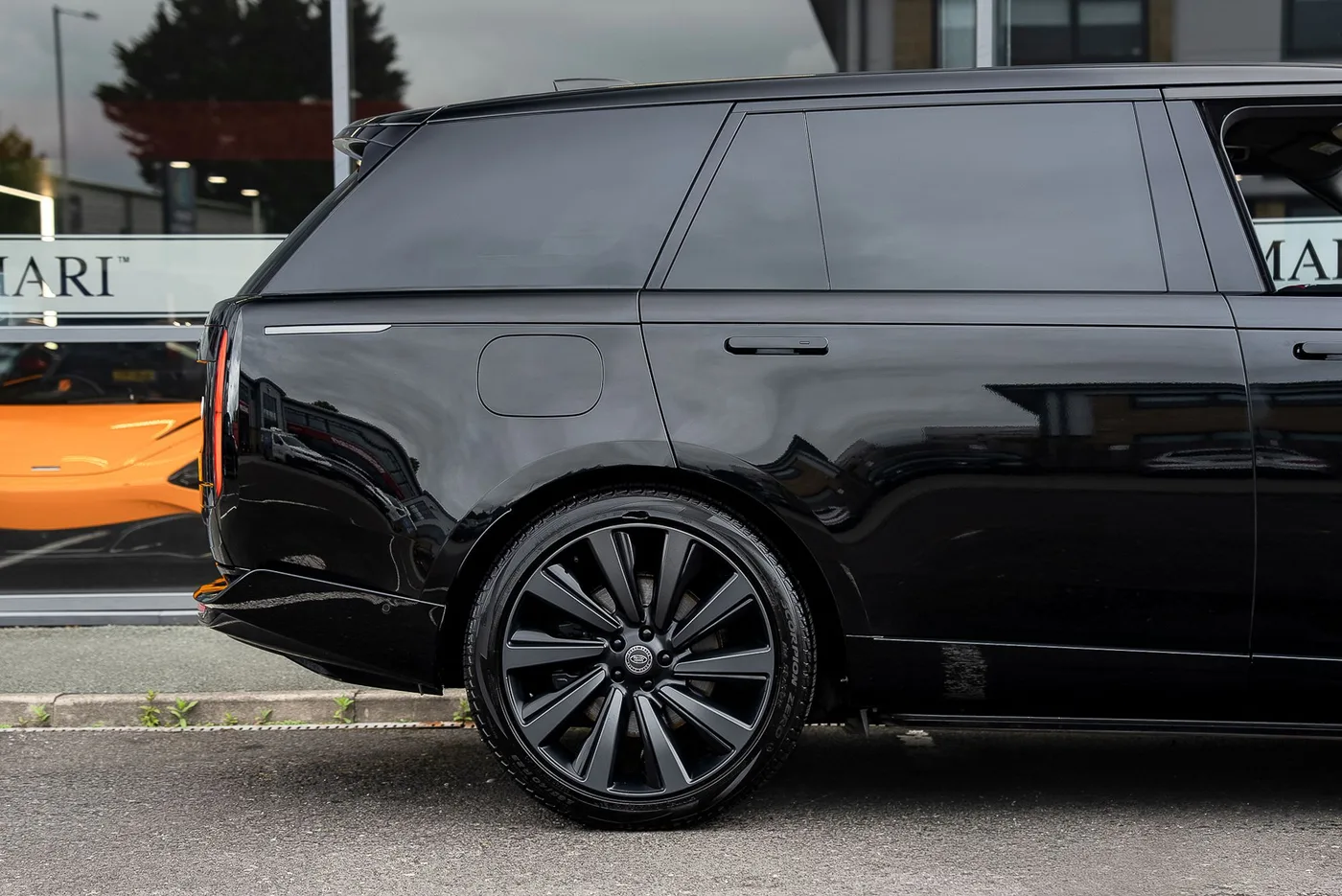 2023 Land Rover Range Rover SV P530, long angeboten von einem Supersportwagenhändler in Preston, Vereinigtes Königreich, Foto 13 von 25