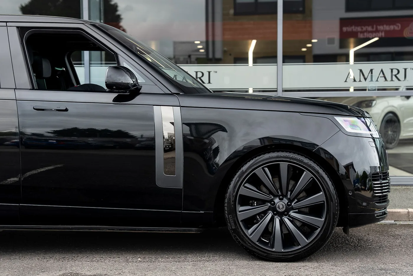 2023 Land Rover Range Rover SV P530, long angeboten von einem Supersportwagenhändler in Preston, Vereinigtes Königreich, Foto 14 von 25
