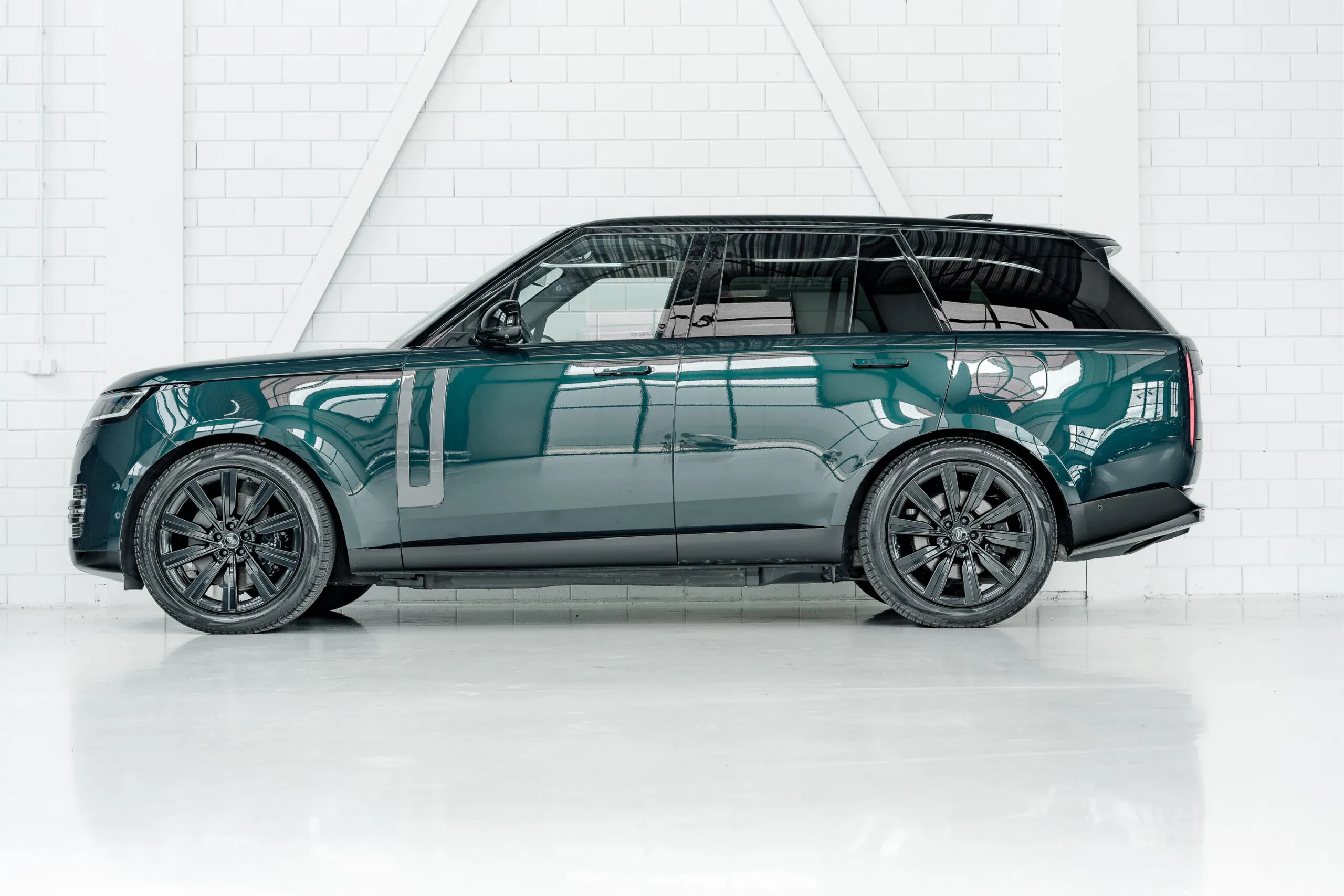 2023 Land Rover Range Rover P510e, 2/30