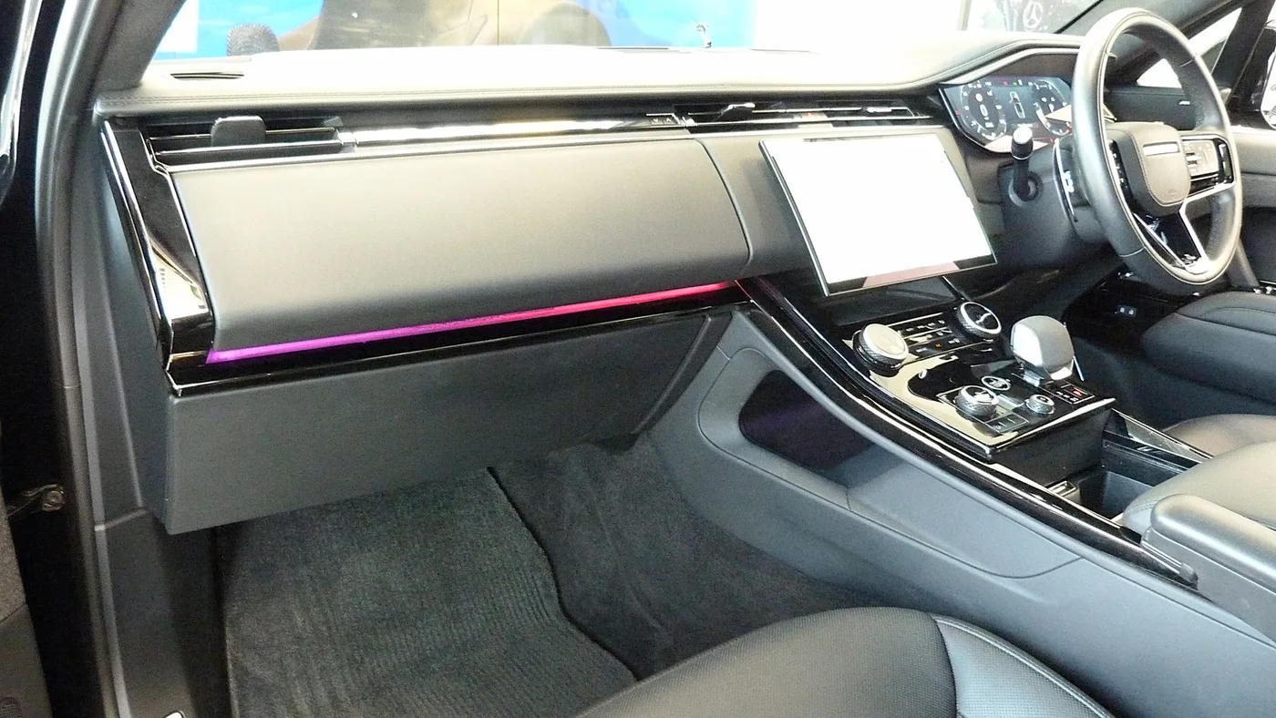 2023 Land Rover Range Rover Sport offered by a franchised dealer group in Cheltenham, United Kingdom, photo 3 of 25