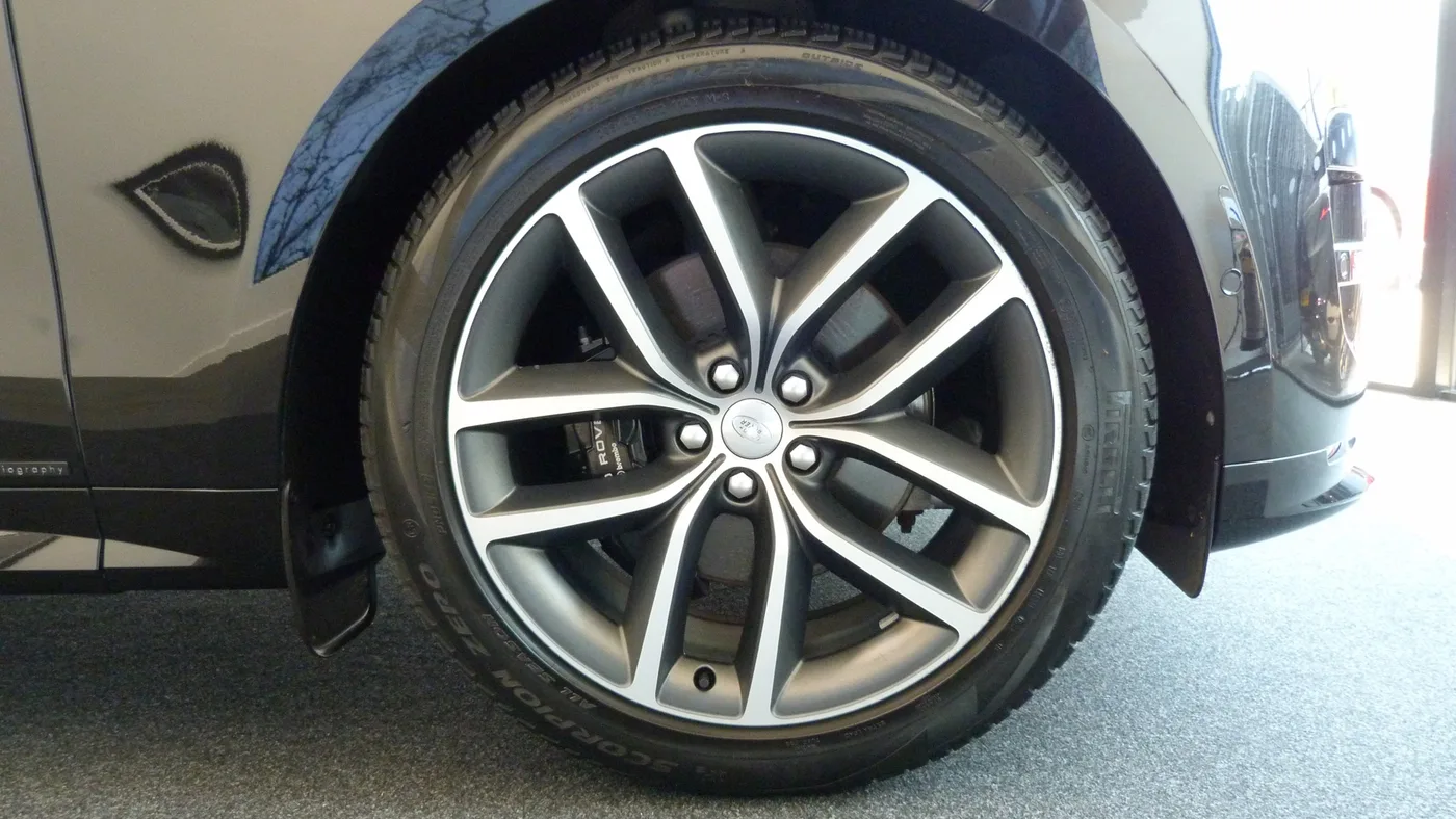 2023 Land Rover Range Rover Sport offered by a franchised dealer group in Cheltenham, United Kingdom, photo 4 of 25