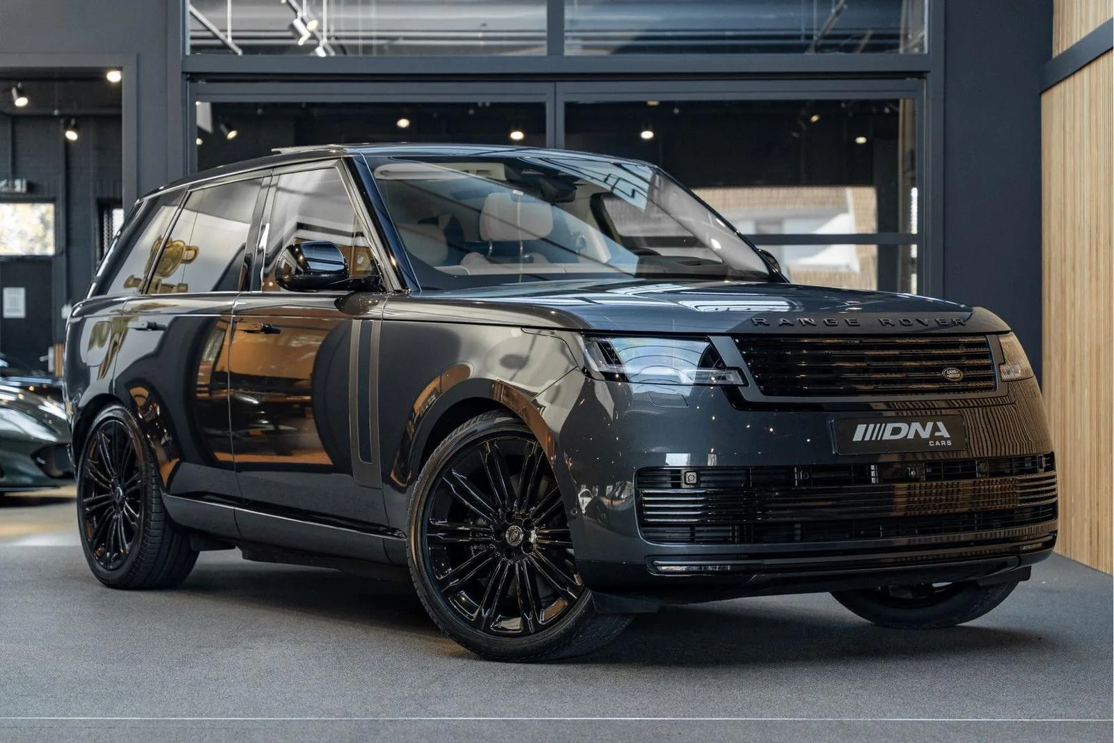 2023 Land Rover Range Rover SV P550e angeboten von einem Fachhändler in Naarden, Niederlande, Hauptfoto