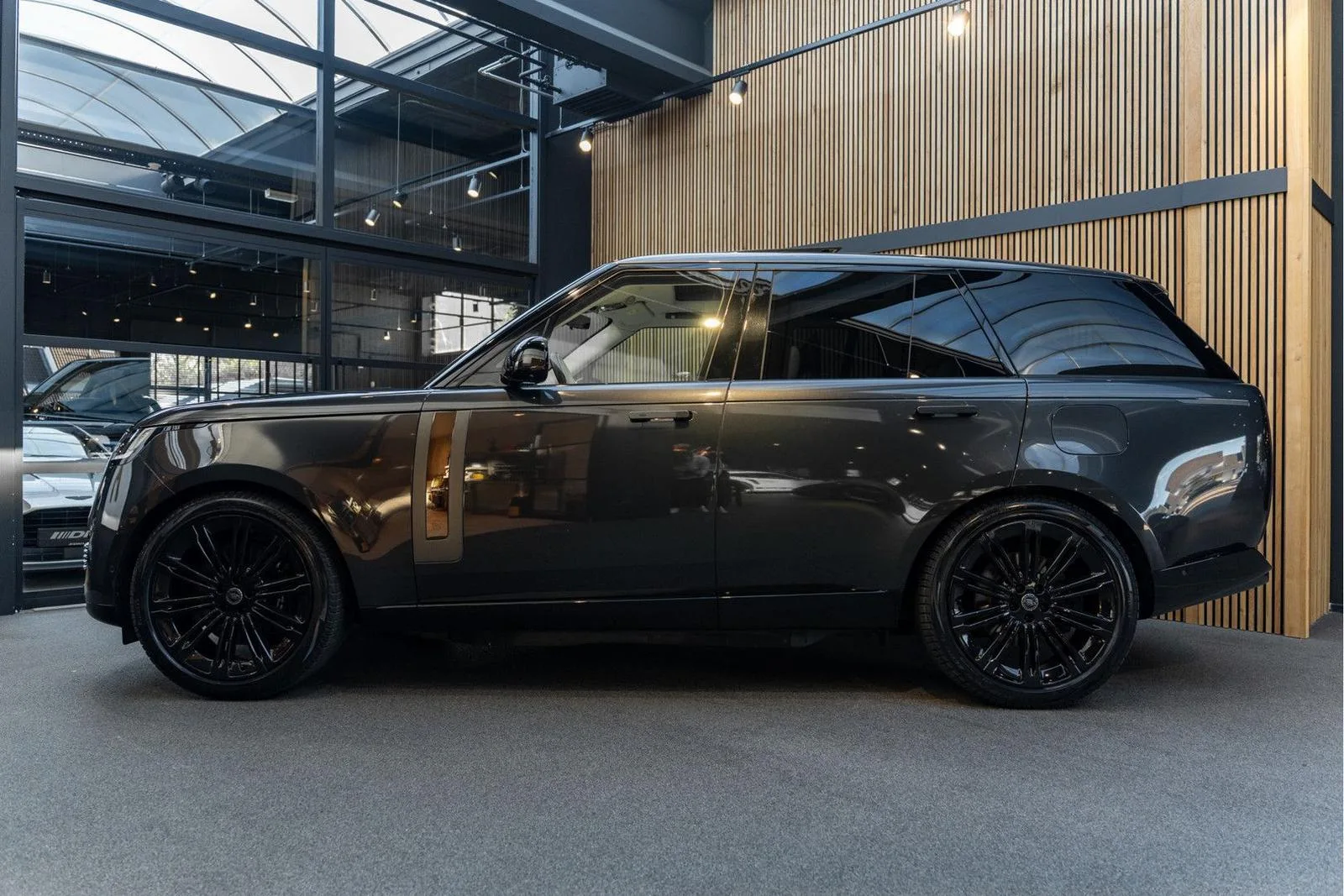 2023 Land Rover Range Rover SV P550e, 3/30