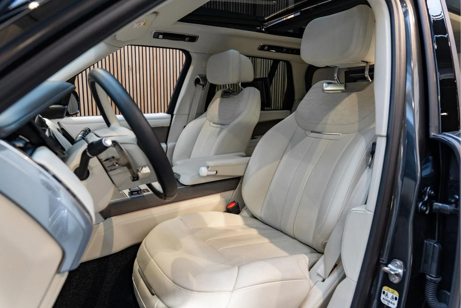 2023 Land Rover Range Rover SV P550e, 9/30