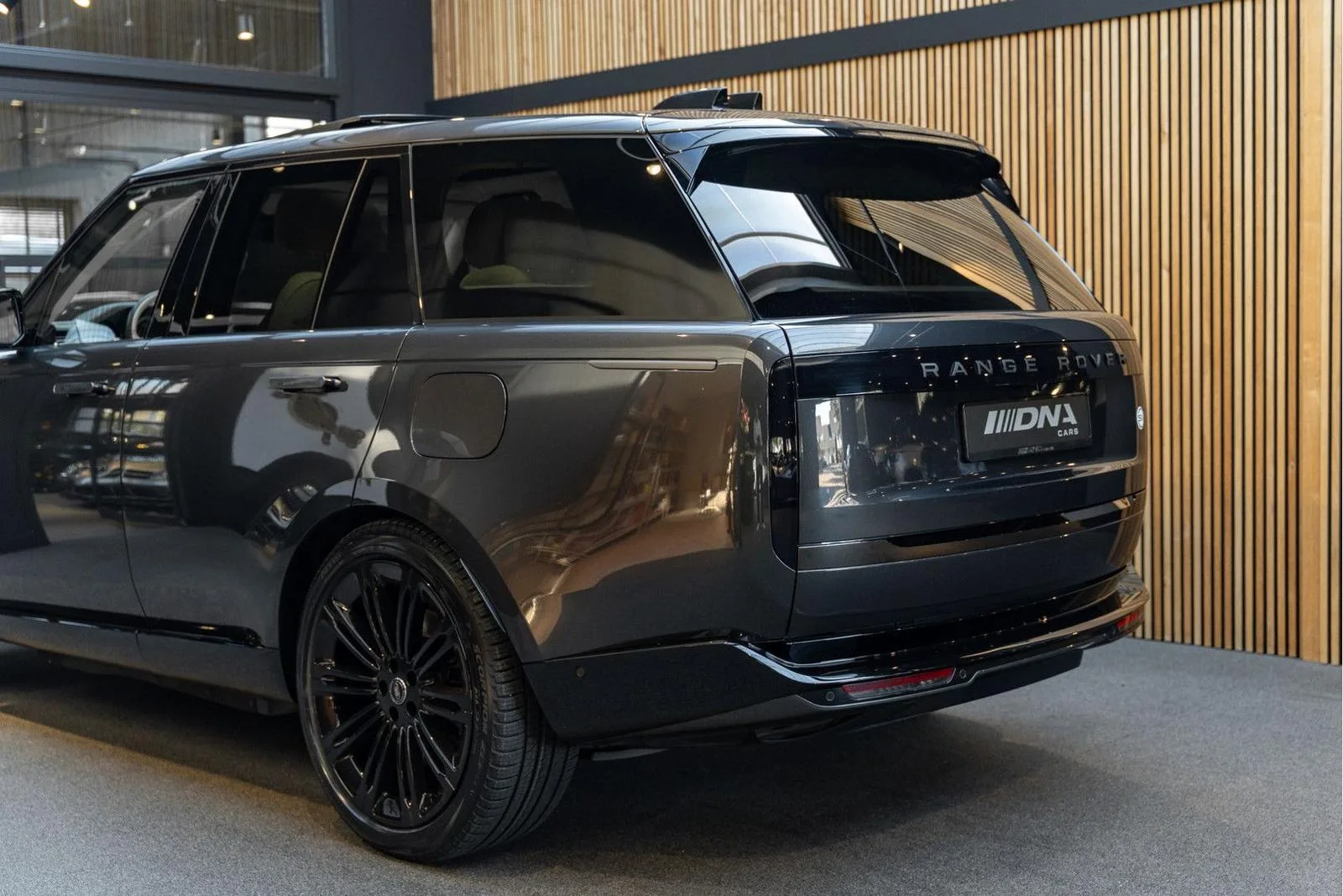 2023 Land Rover Range Rover SV P550e, 12/30