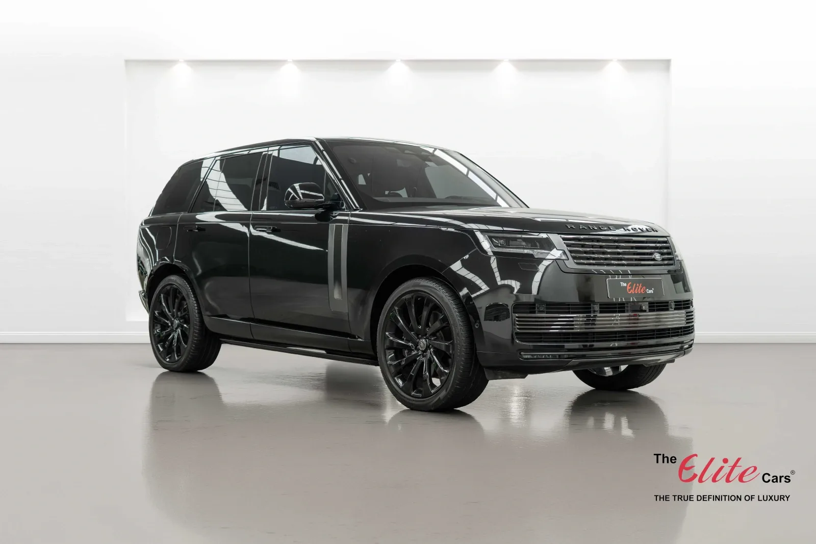 2023 Land Rover Range Rover SV P530 angeboten von einem Fachhändler in Dubai, Vereinigte Arabische Emirate, Hauptfoto