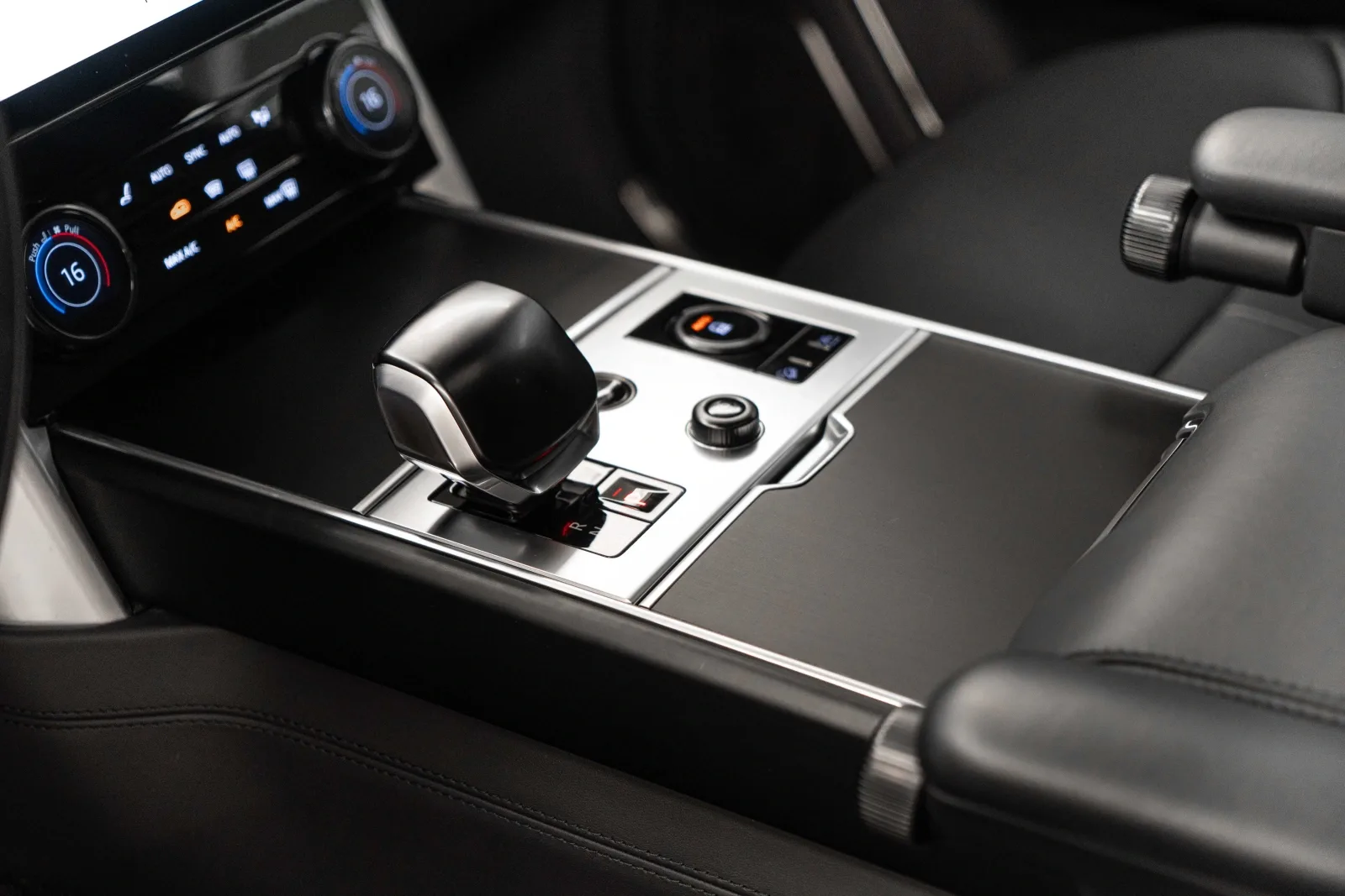2023 Land Rover Range Rover SV P530, 9/14