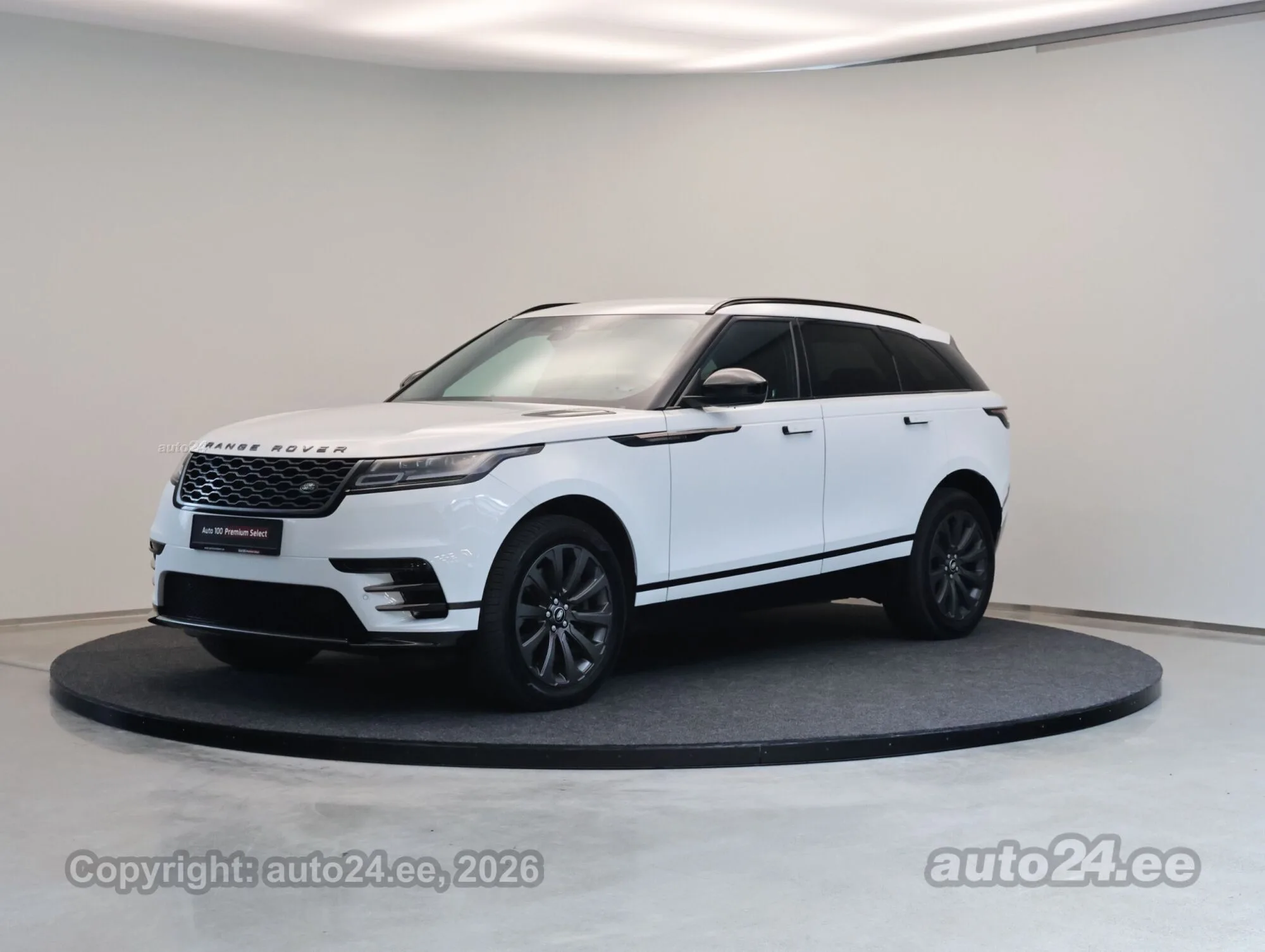 2023 Land Rover Range Rover Velar D300 en un concesionario especializado de Tallinn, Estonia, foto principal