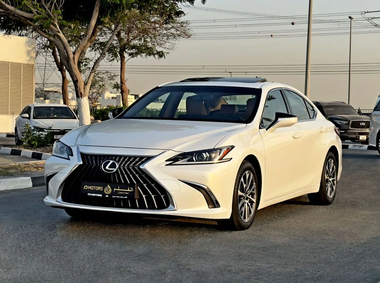 2023 Lexus ES350 Platinum proposée par un concessionnaire spécialisé à Dubai, Émirats arabes unis, photo principale