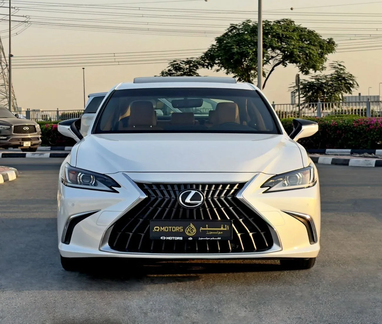 2023 Lexus ES350 Platinum angeboten von einem Fachhändler in Dubai, Vereinigte Arabische Emirate, Foto 2 von 13