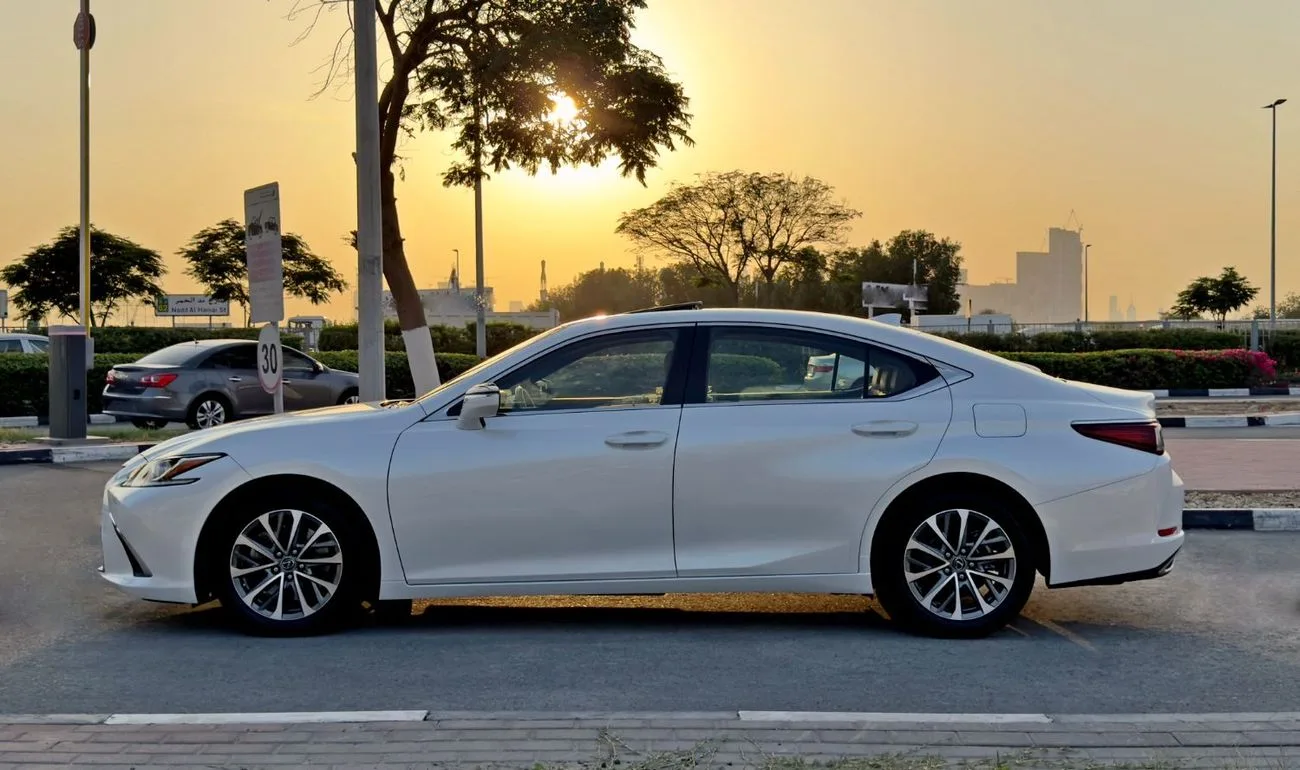 2023 Lexus ES350 Platinum angeboten von einem Fachhändler in Dubai, Vereinigte Arabische Emirate, Foto 4 von 13