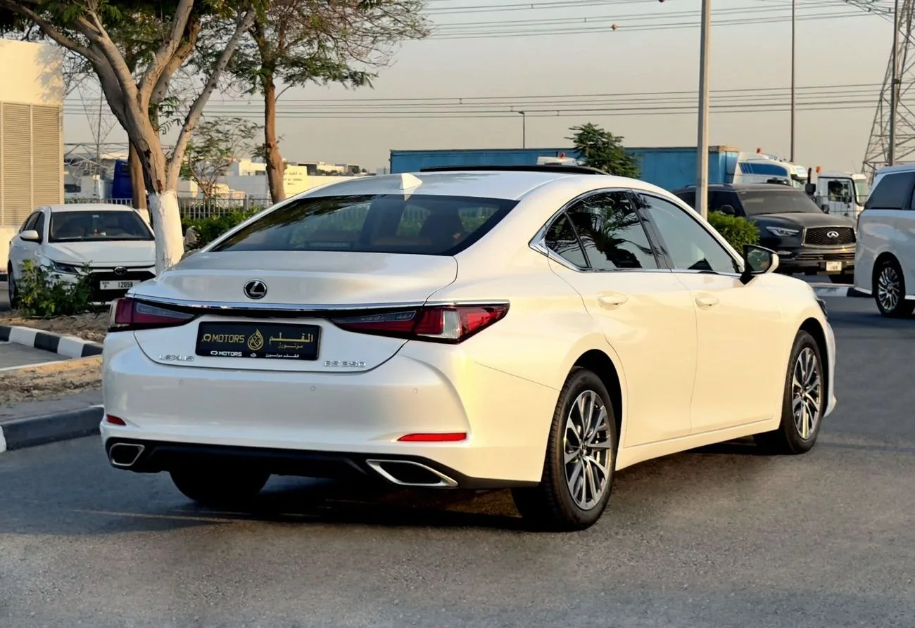 2023 Lexus ES350 Platinum angeboten von einem Fachhändler in Dubai, Vereinigte Arabische Emirate, Foto 7 von 13