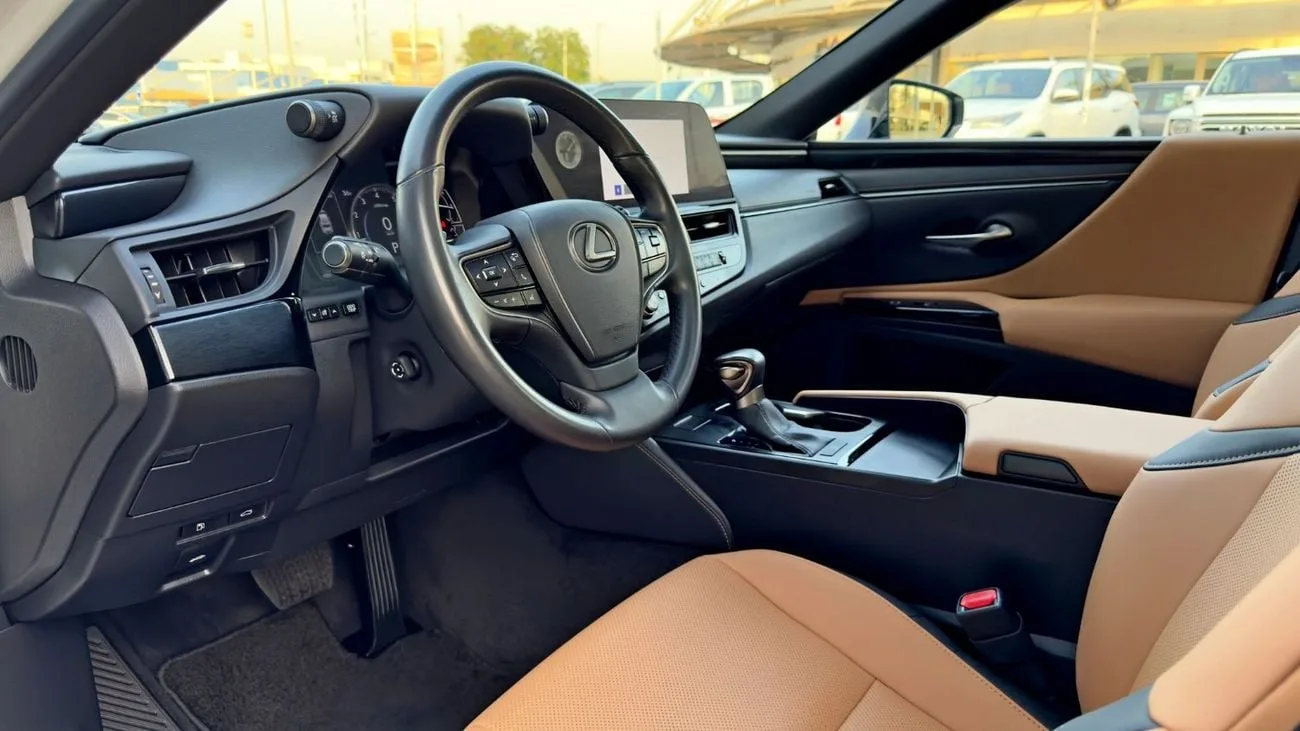 2023 Lexus ES350 Platinum angeboten von einem Fachhändler in Dubai, Vereinigte Arabische Emirate, Foto 8 von 13