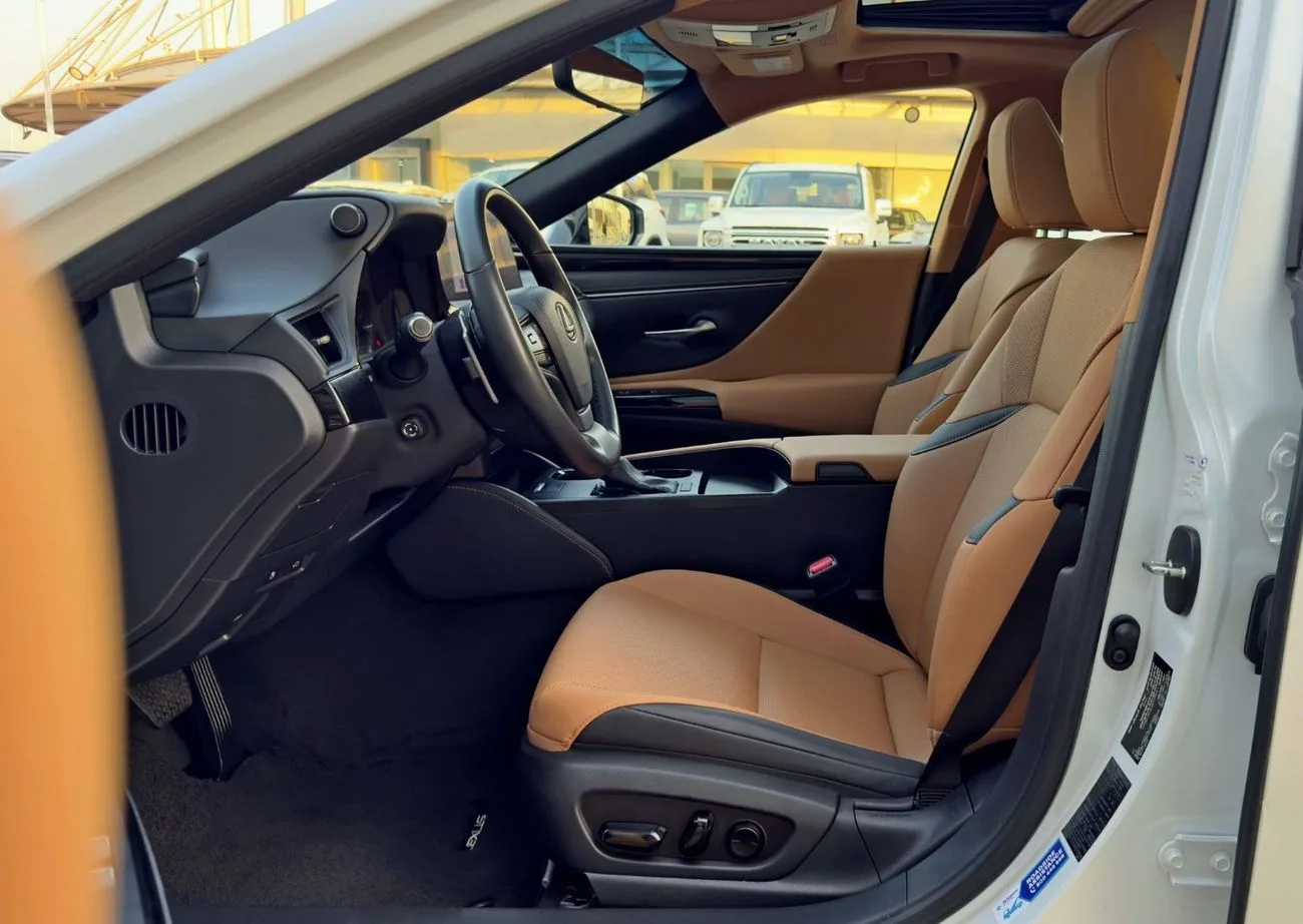 2023 Lexus ES350 Platinum angeboten von einem Fachhändler in Dubai, Vereinigte Arabische Emirate, Foto 9 von 13