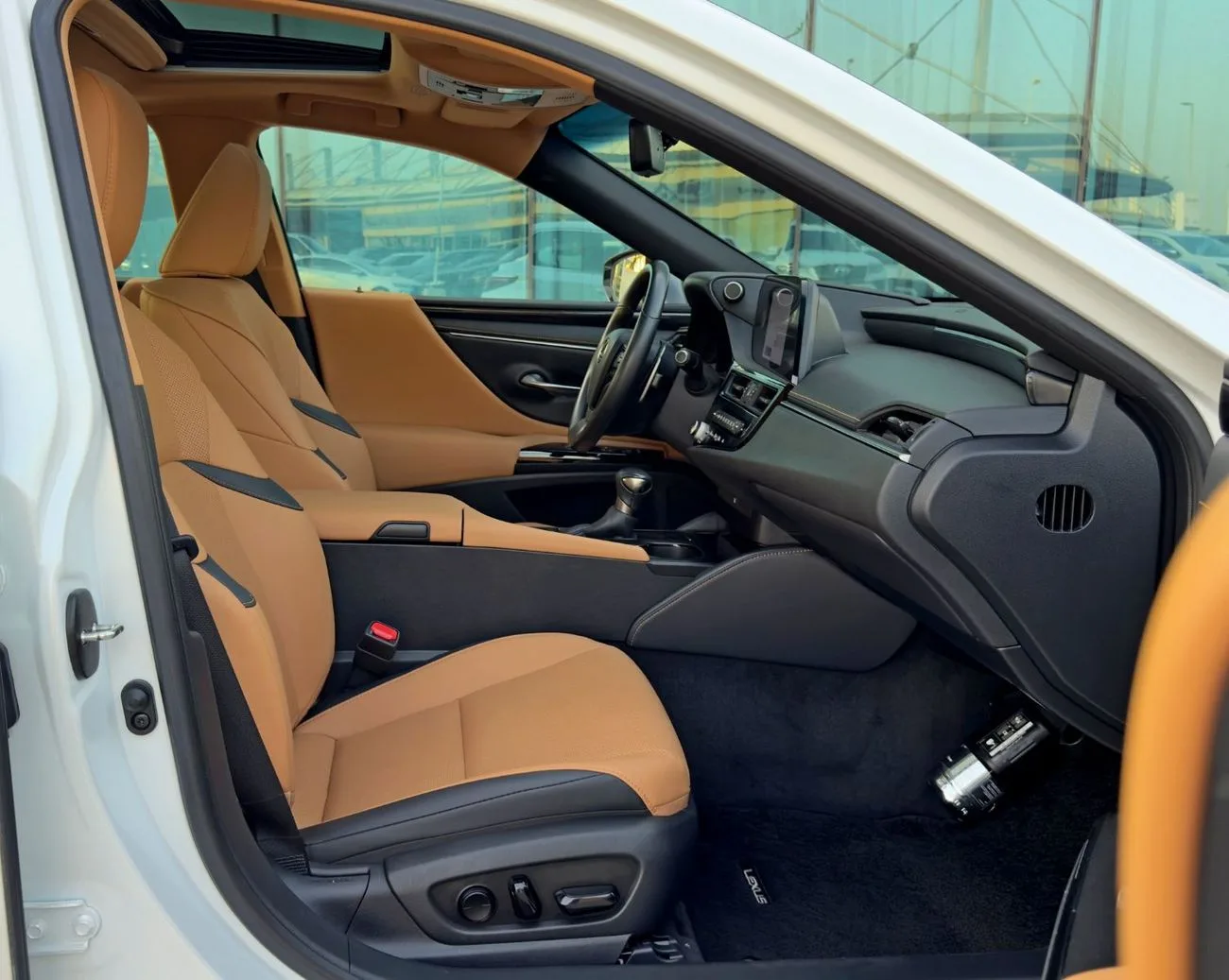 2023 Lexus ES350 Platinum angeboten von einem Fachhändler in Dubai, Vereinigte Arabische Emirate, Foto 11 von 13