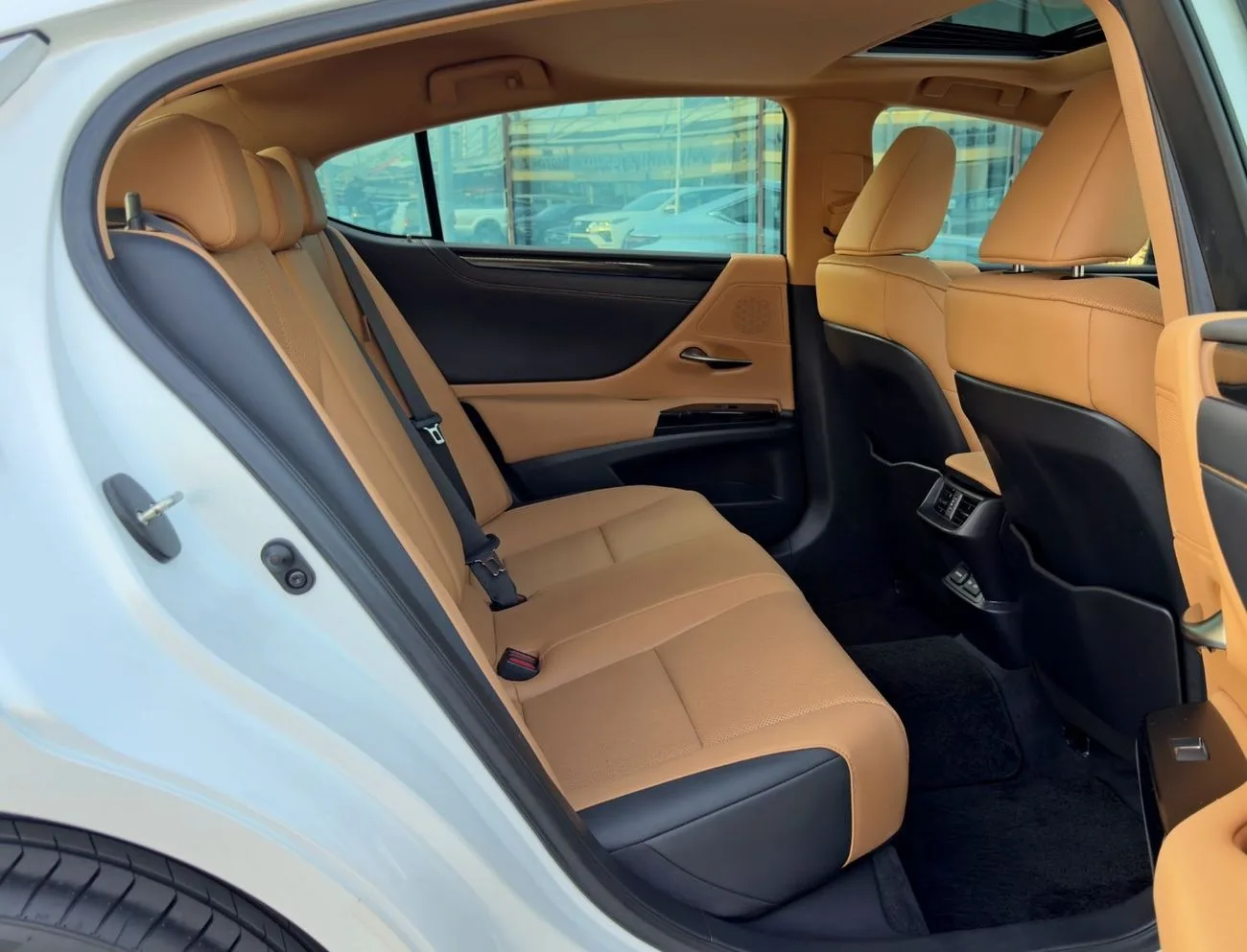 2023 Lexus ES350 Platinum angeboten von einem Fachhändler in Dubai, Vereinigte Arabische Emirate, Foto 12 von 13