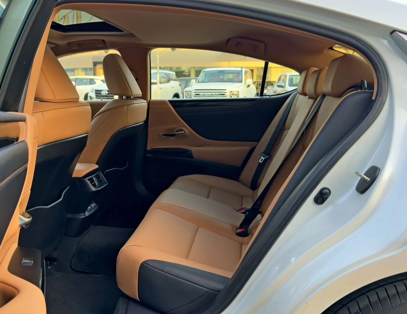 2023 Lexus ES350 Platinum angeboten von einem Fachhändler in Dubai, Vereinigte Arabische Emirate, Foto 13 von 13