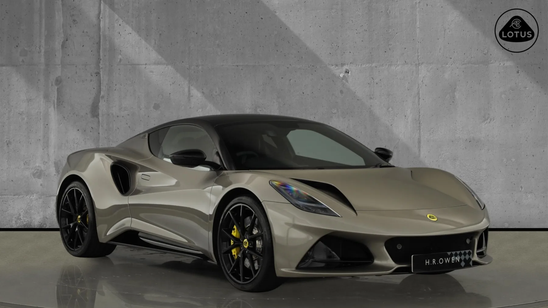 2023 Lotus Emira proposée par un groupe de concessions agréées à Hatfield, Royaume-Uni, photo principale
