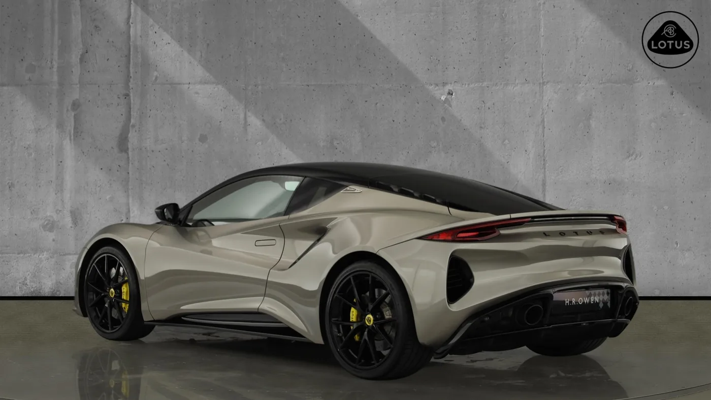 2023 Lotus Emira proposée par un groupe de concessions agréées à Hatfield, Royaume-Uni, photo 3 sur 25