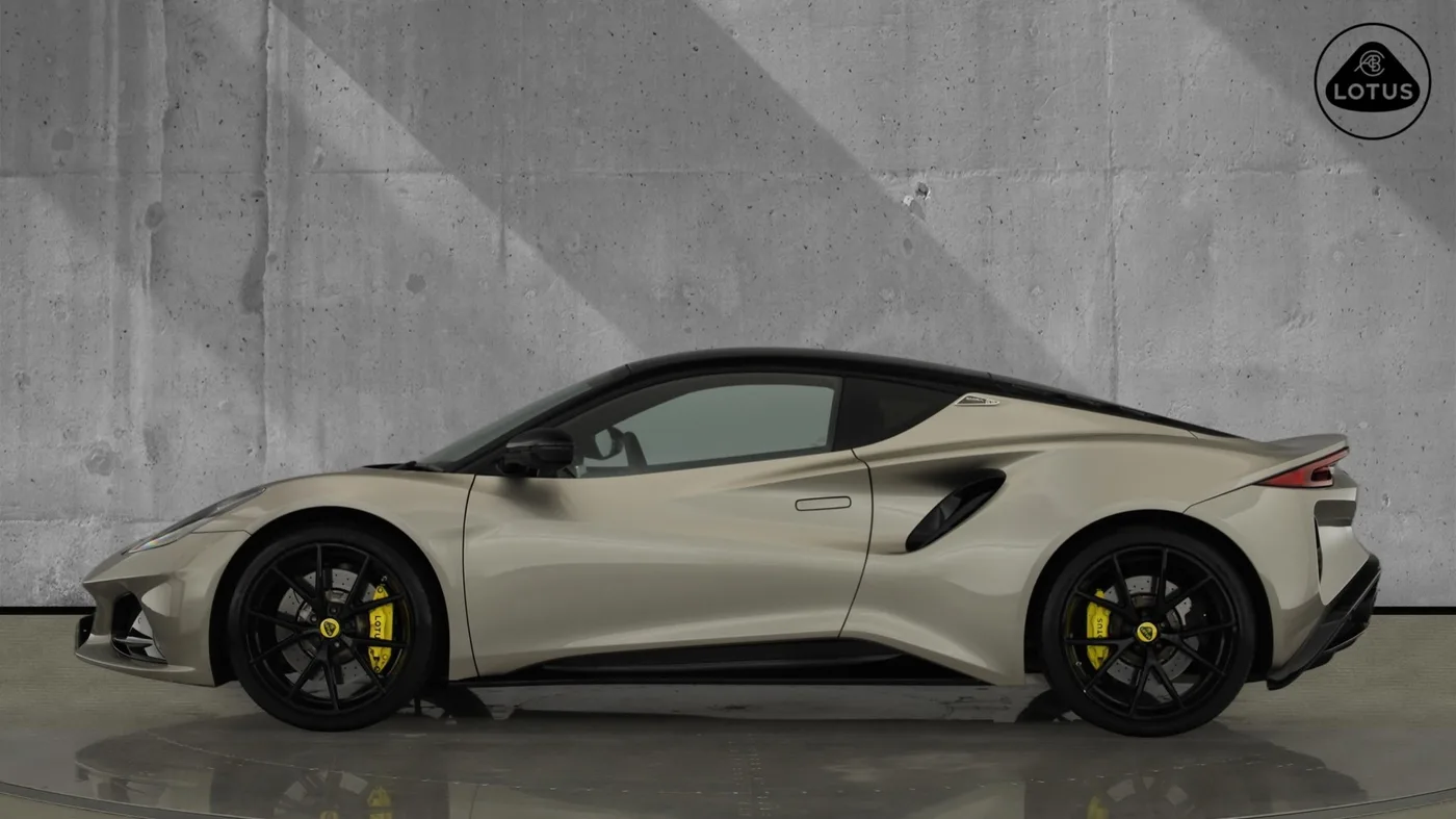 2023 Lotus Emira proposée par un groupe de concessions agréées à Hatfield, Royaume-Uni, photo 4 sur 25