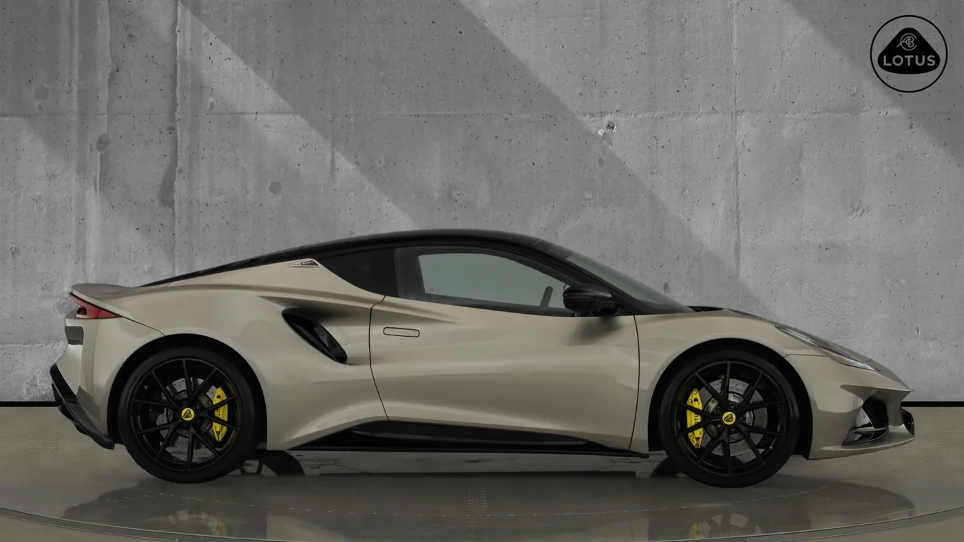 2023 Lotus Emira proposée par un groupe de concessions agréées à Hatfield, Royaume-Uni, photo 5 sur 25