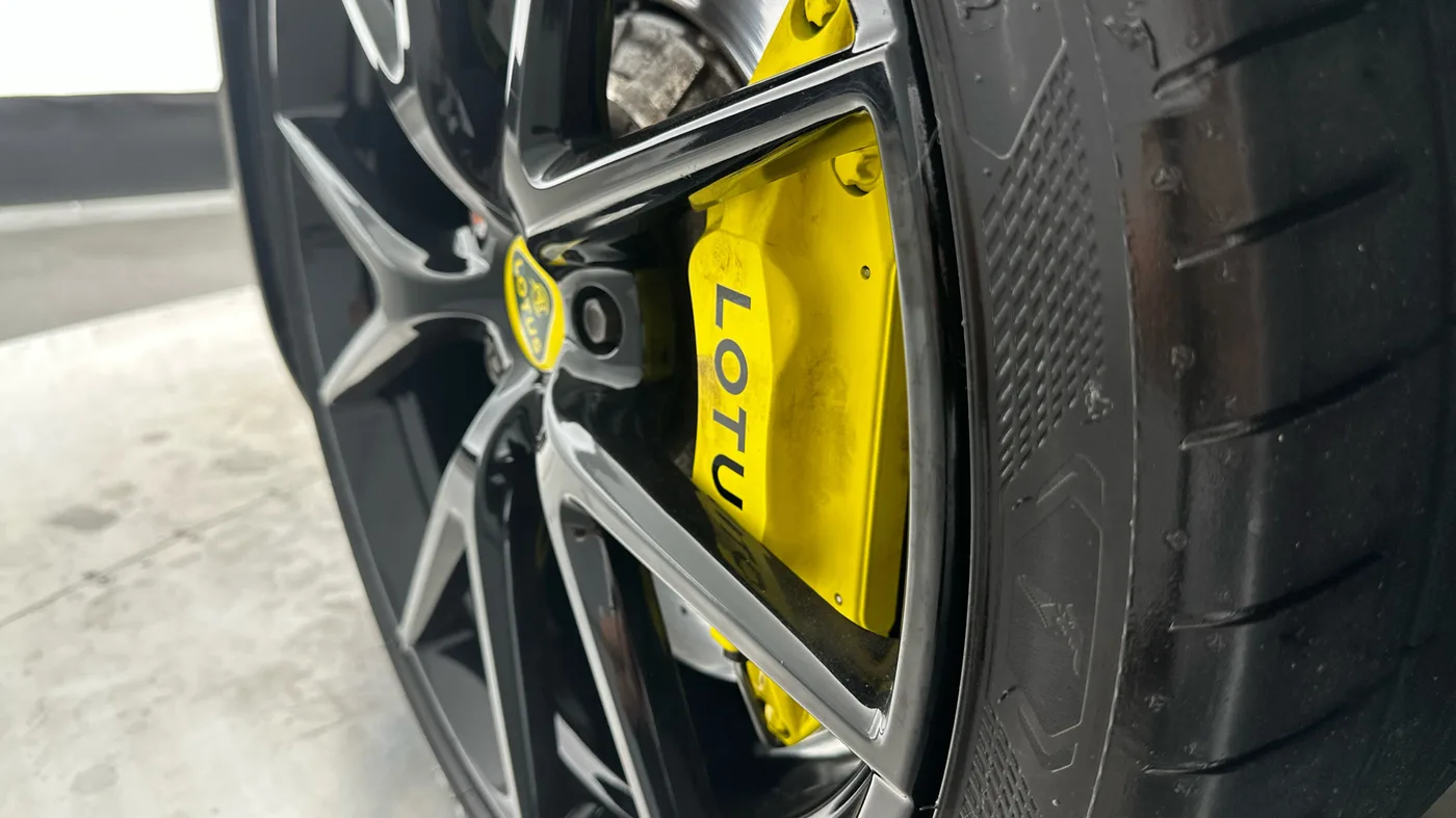 2023 Lotus Emira proposée par un groupe de concessions agréées à Hatfield, Royaume-Uni, photo 10 sur 25