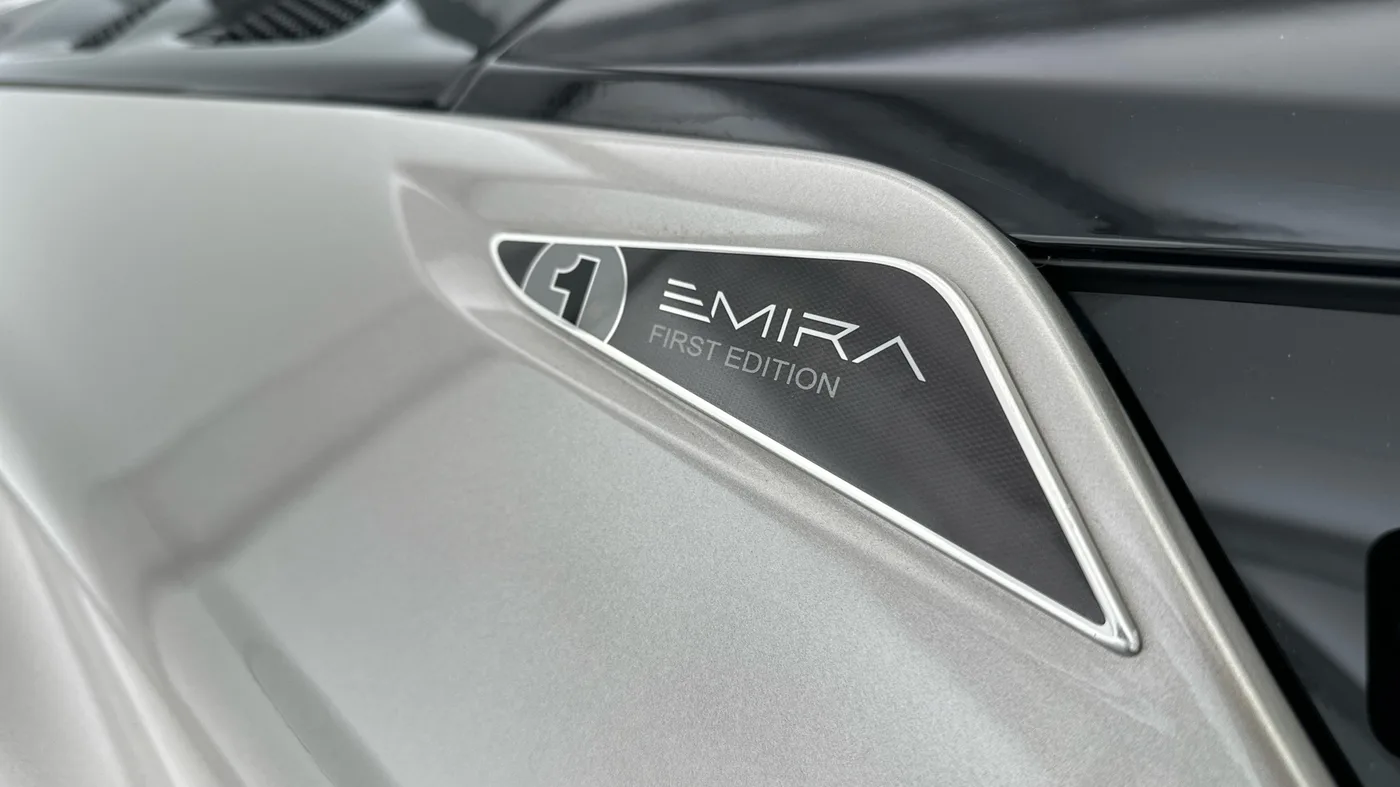 2023 Lotus Emira proposée par un groupe de concessions agréées à Hatfield, Royaume-Uni, photo 12 sur 25